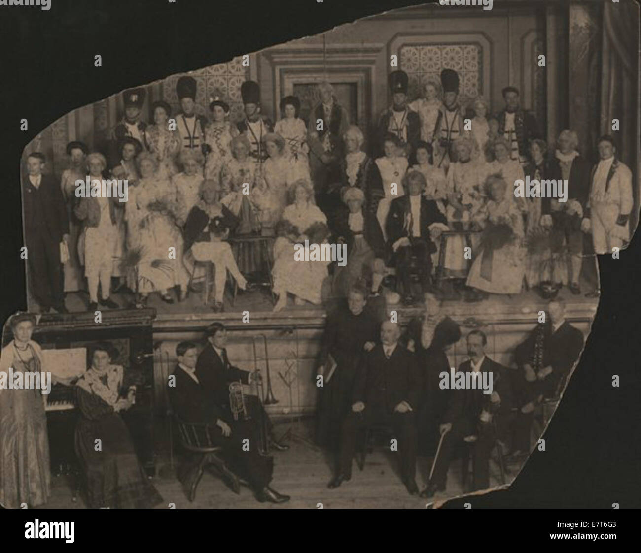 Photographie du casting d'une pièce de théâtre, prise lors d'une représentation. L'image capture les acteurs en costume, mettant en valeur la production théâtrale. Banque D'Images