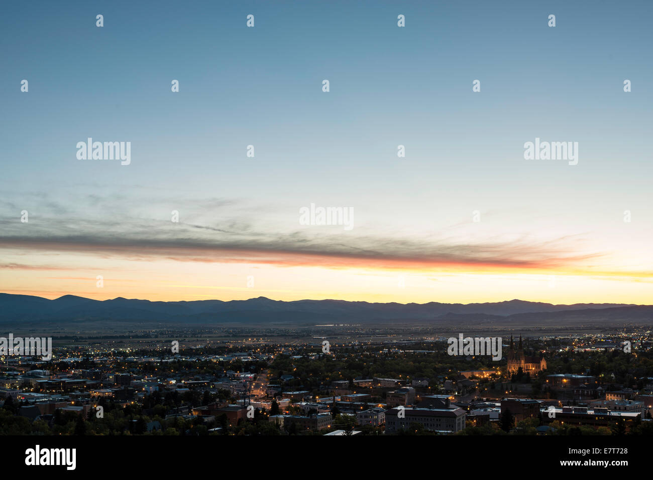 L'horizon de Helena, dominée par la Cathédrale de Sainte-Hélène, salue l'aube d'un jour nouveau en face de la grande montagne de la courroie Banque D'Images