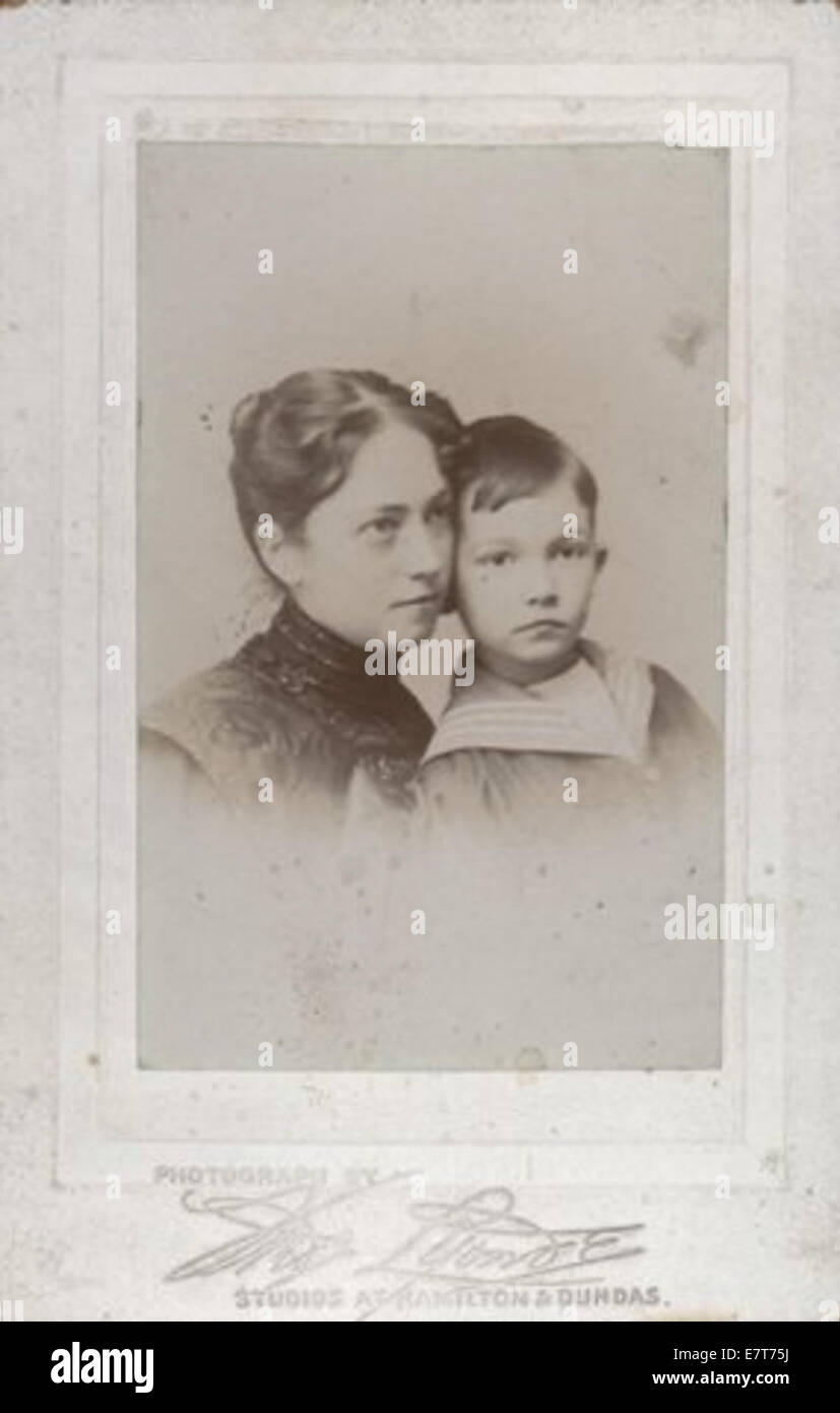 Une photographie des enfants Bertram, capturée dans un portrait de famille vintage. L'image reflète l'innocence et la joie de l'enfance au début du XXe siècle. Banque D'Images