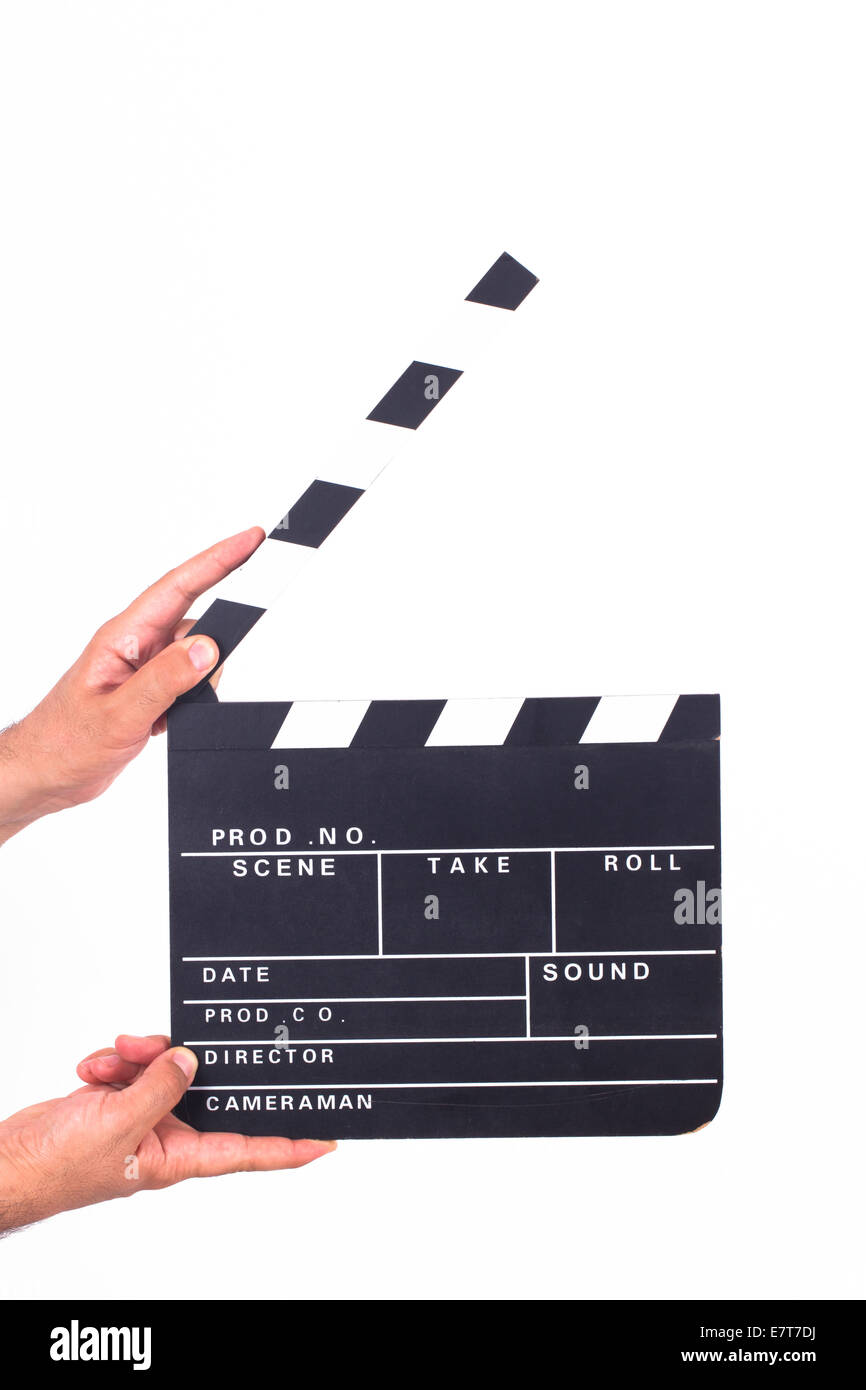 Hand holding et l'ouverture du film black clapper board, isolé sur fond blanc. Banque D'Images