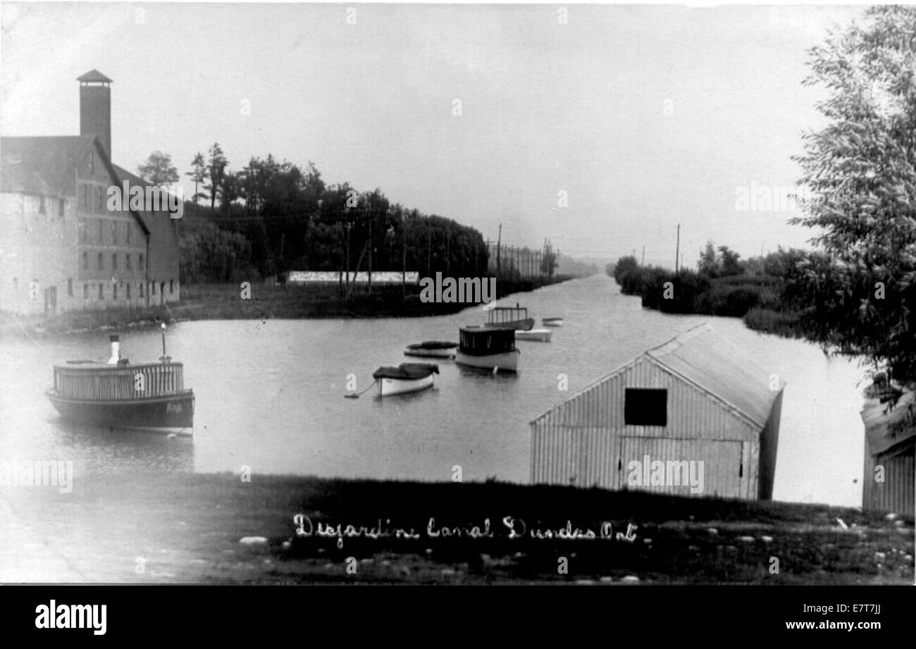 Cette image montre le canal de Dejardins, situé au Canada. Le canal est un élément important du réseau local de voies navigables, avec une importance historique pour l’infrastructure et le commerce de la région. Banque D'Images