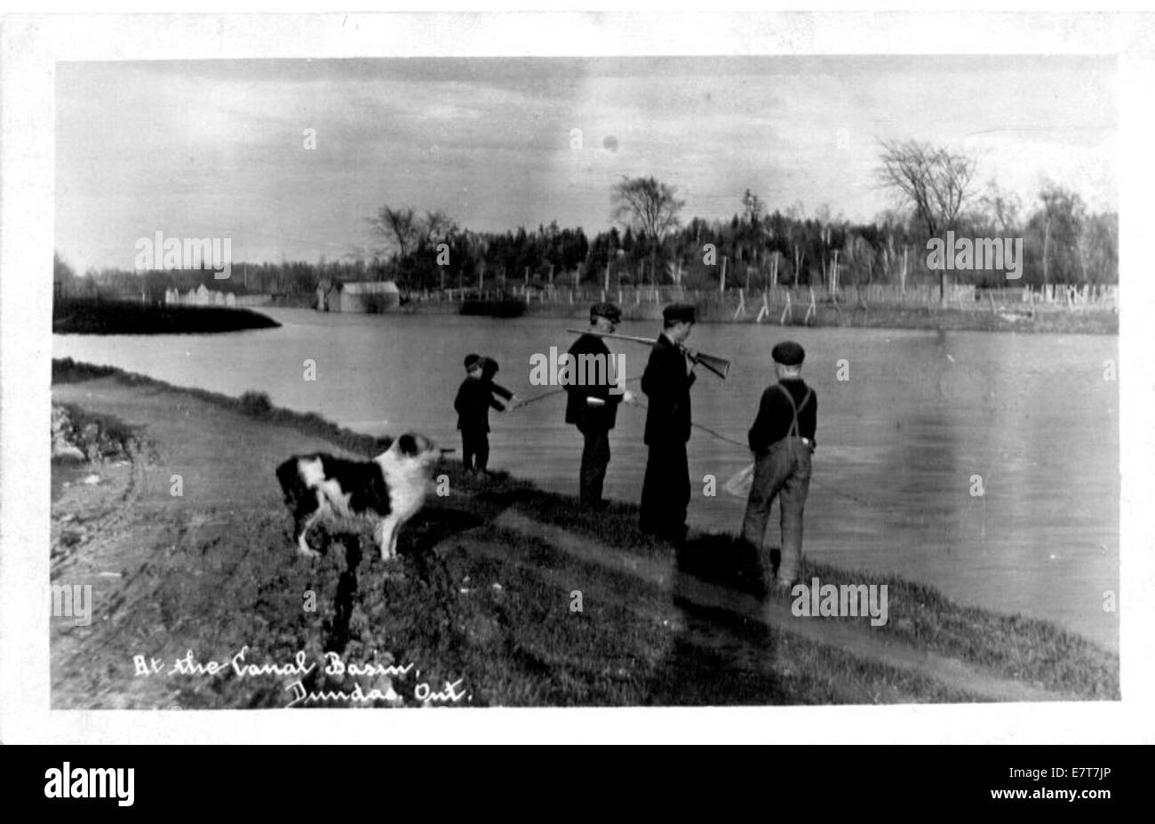 Une photographie du canal de Dejardins, mettant en valeur son importance historique comme voie navigable clé. Le canal est situé au Canada et sert de lien essentiel dans le réseau de transport régional. Banque D'Images