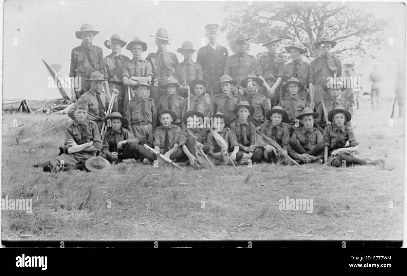 Un groupe de Boy Scouts s'est réuni à l'extérieur, participant à une activité scout. L'image reflète les valeurs fondamentales de l'organisation en matière de communauté, de travail d'équipe et de compétences en plein air. Banque D'Images