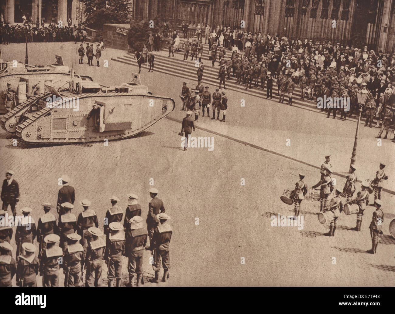 Réservoirs britanniques sont inspectés avant la cathédrale de Cologne, quand les Allemands étaient hésitant à signer l'Armistice, 1918 Banque D'Images Réservoirs britanniques sont inspectés avant la cathédrale de Cologne, quand les Allemands étaient hésitant à signer l'Armistice, 1918 Banque D'Images