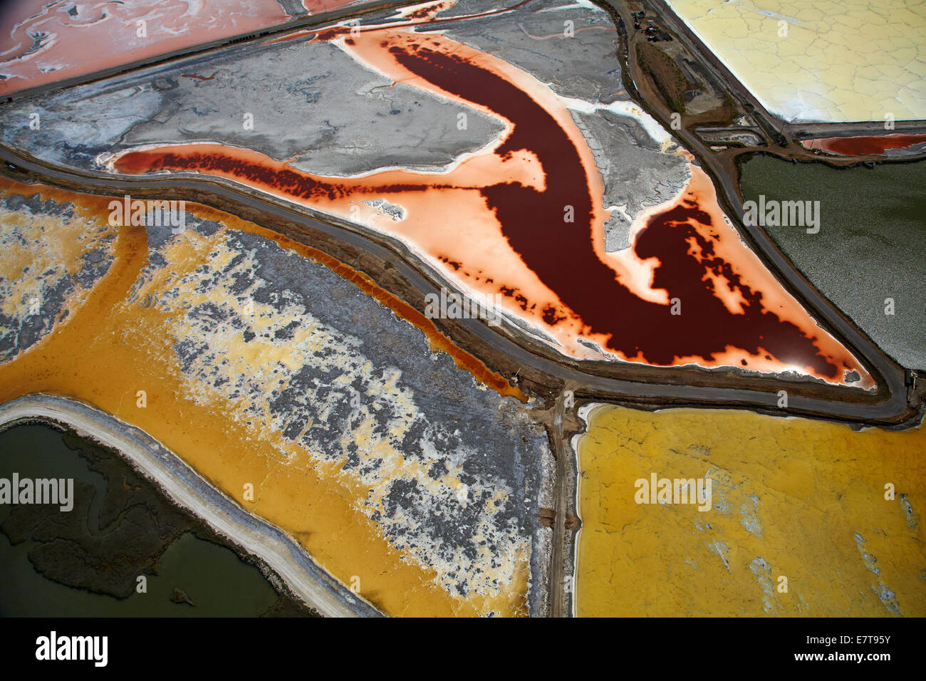 Algues colorées dans les étangs d'évaporation de sel, Redwood City, San Francisco, San Francisco, Californie, USA - vue aérienne Banque D'Images