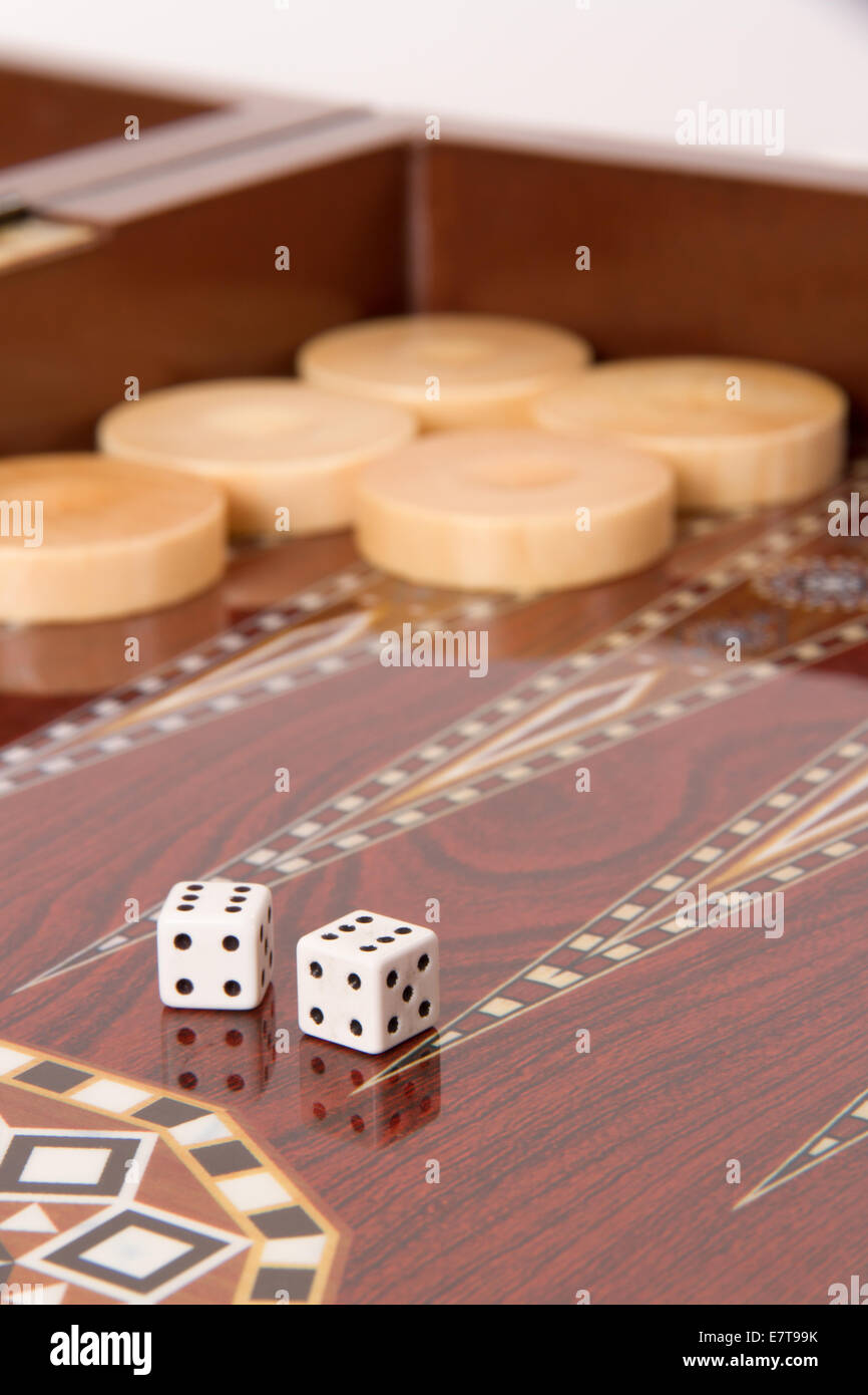 Table de Backgammon, jetons et dés avec double six. Banque D'Images