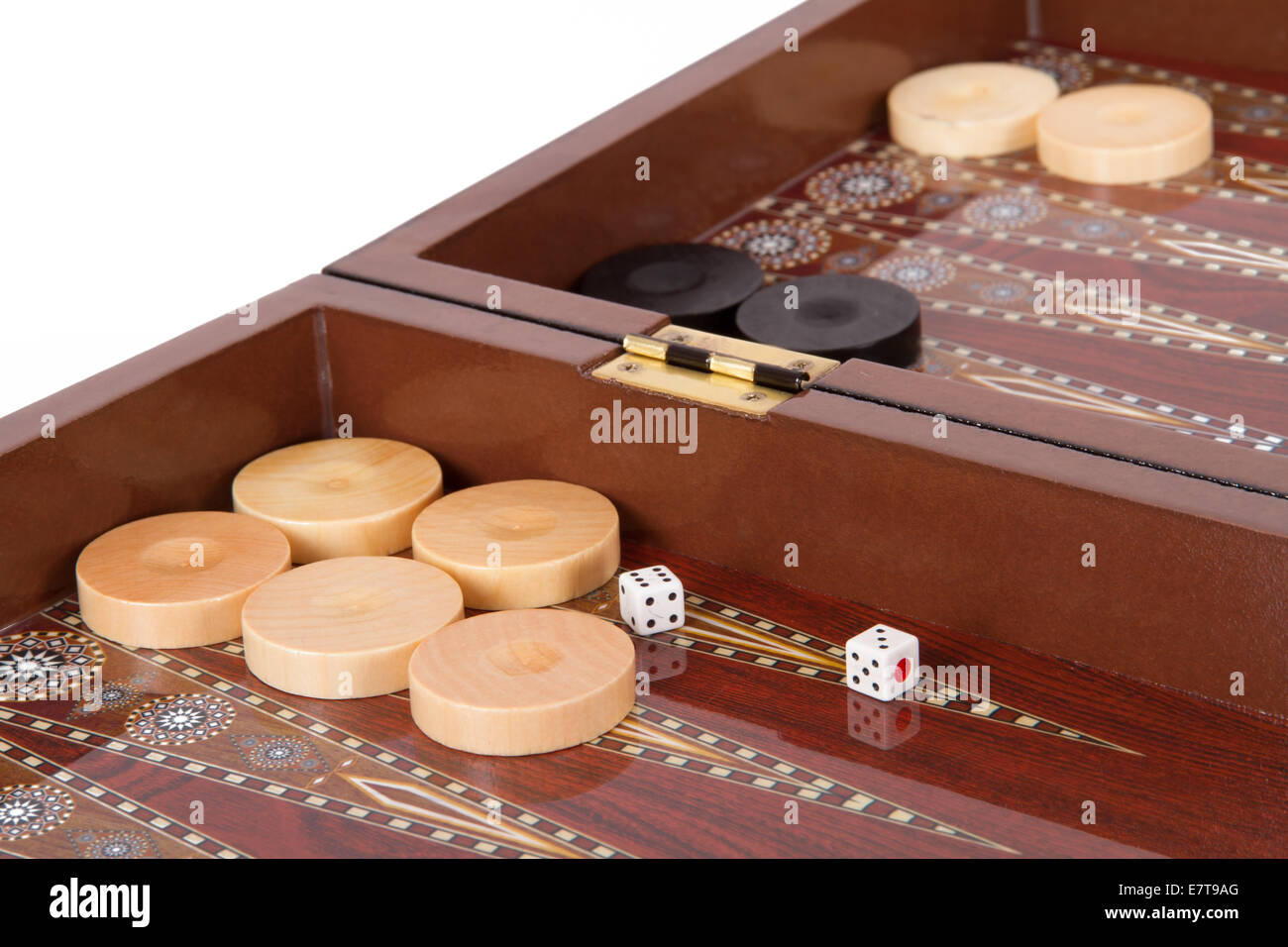 Table de Backgammon, jetons et les dés avec trois et six. Banque D'Images