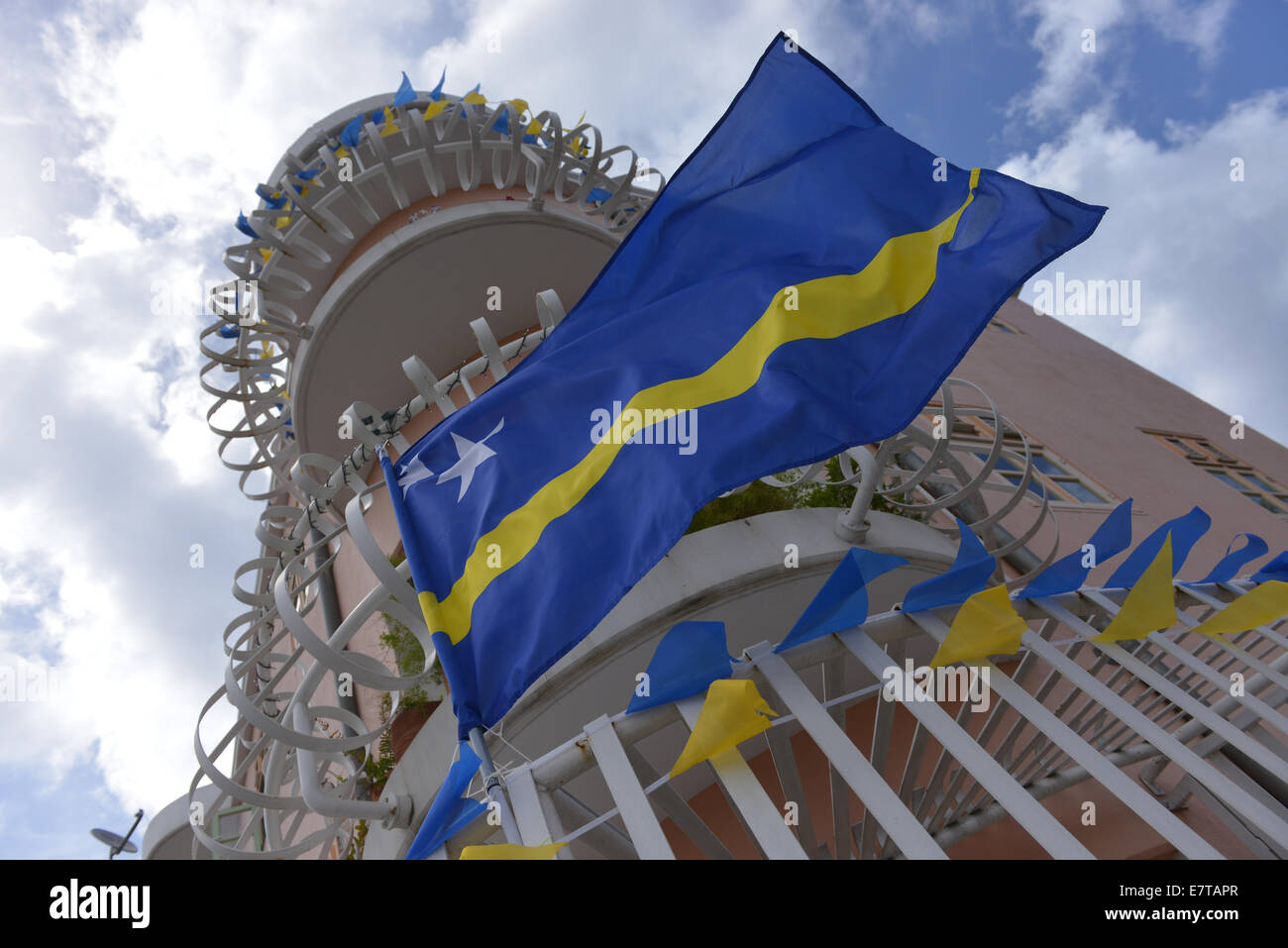 Le drapeau national du Curacao vole à Willemstad, une île néerlandaise qui est aussi un site du patrimoine mondial de l'UNESCO. Banque D'Images