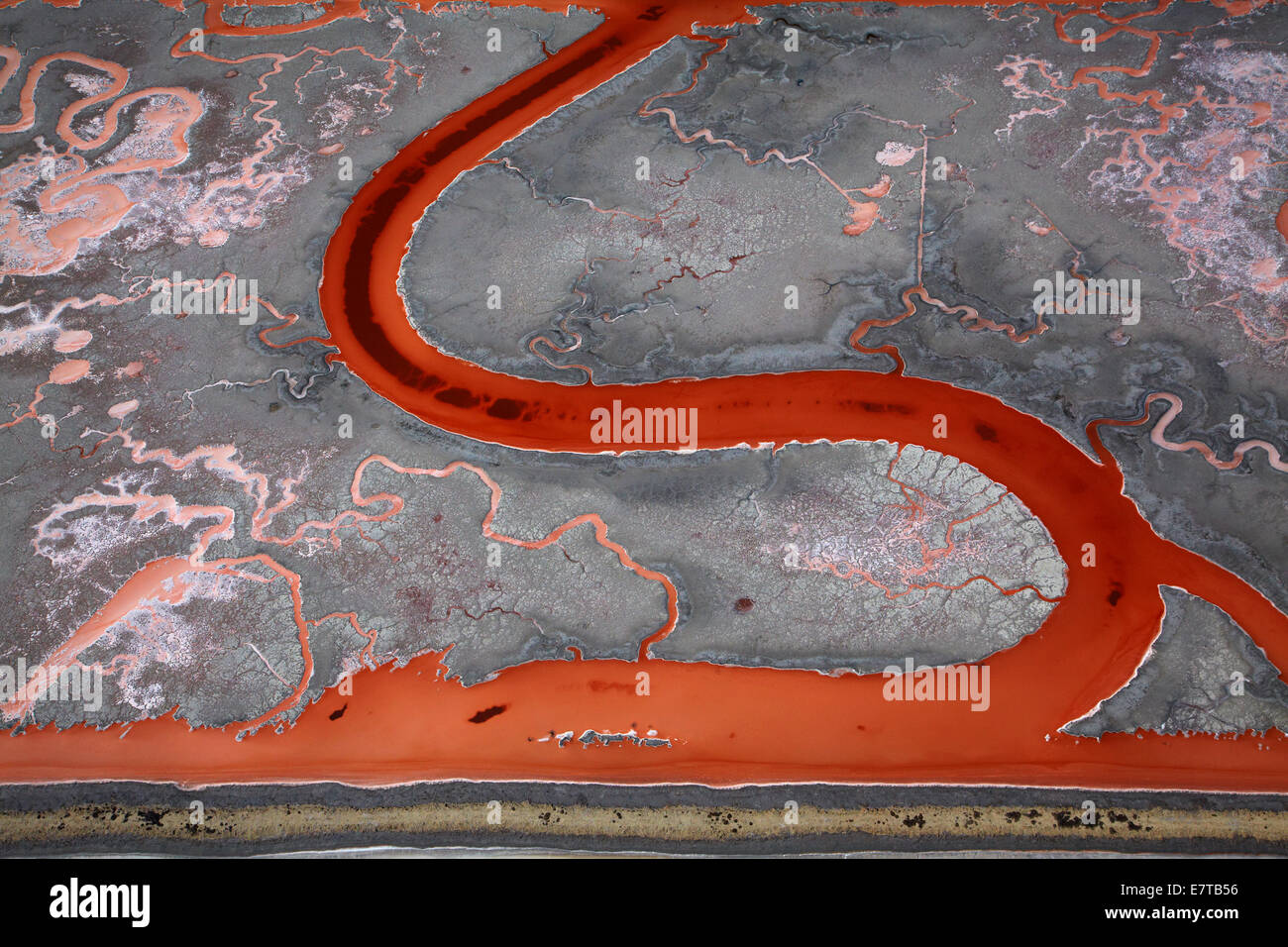 Algues colorées dans les étangs d'évaporation de sel, Redwood City, San Francisco, San Francisco, Californie, USA - vue aérienne Banque D'Images