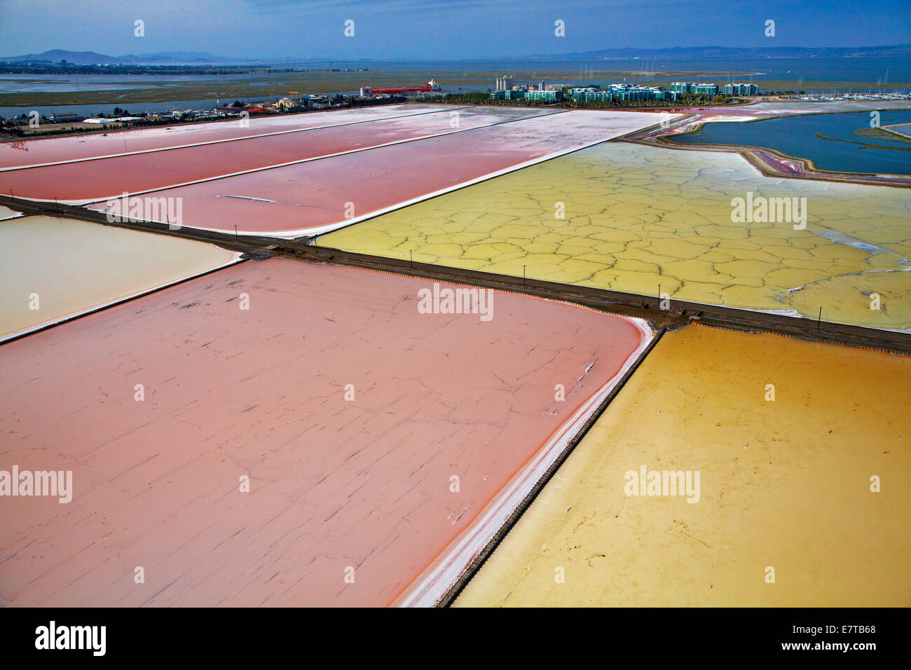 Algues colorées dans les étangs d'évaporation de sel, Redwood City, San Francisco, San Francisco, Californie, USA - vue aérienne Banque D'Images