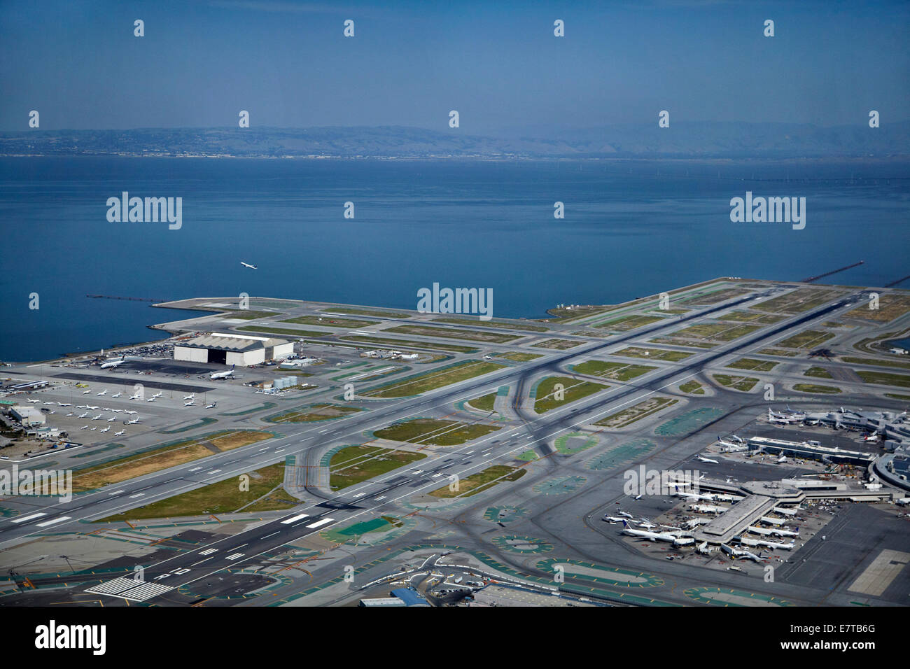 Les avions, les terminaux et les pistes de l'Aéroport International de San Francisco, San Francisco, Californie, USA - vue aérienne Banque D'Images