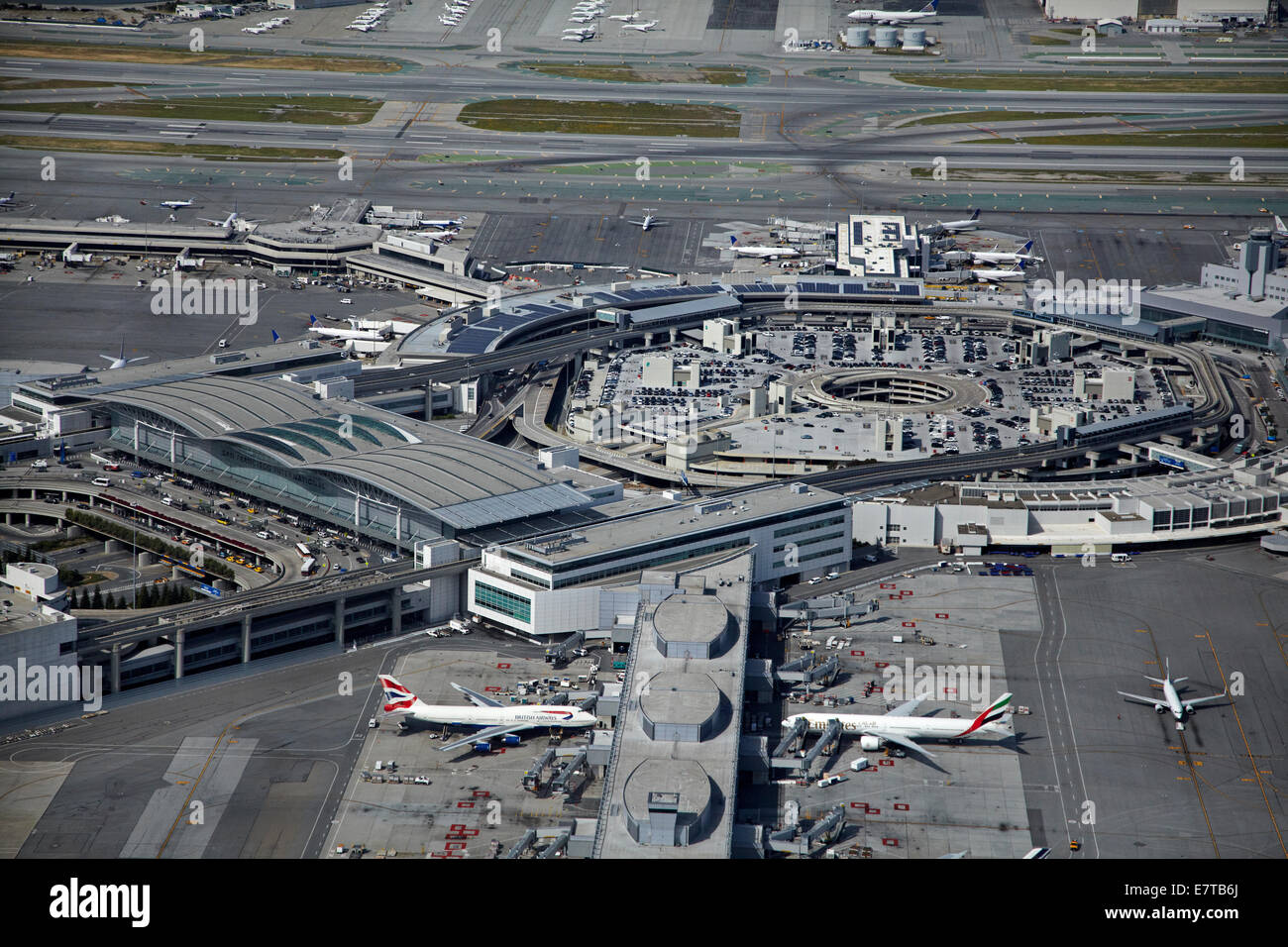 Des avions et des terminaux de l'Aéroport International de San Francisco, San Francisco, Californie, USA - vue aérienne Banque D'Images