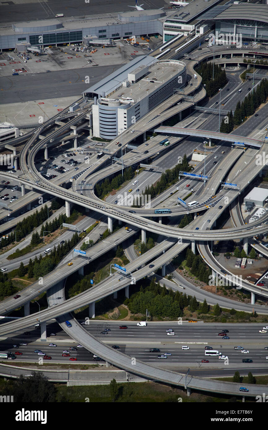 Les échanges entre l'Aéroport International de San Francisco, et Bayshore Freeway (US 101), San Francisco, Californie, USA - vue aérienne Banque D'Images