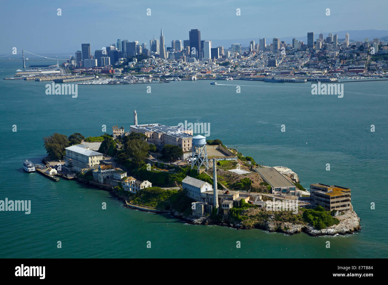 L'île d'Alcatraz, ancienne haute sécurité maximale de la prison fédérale, la baie de San Francisco, et le centre-ville de San Francisco, Californie, Etats-Unis - un Banque D'Images