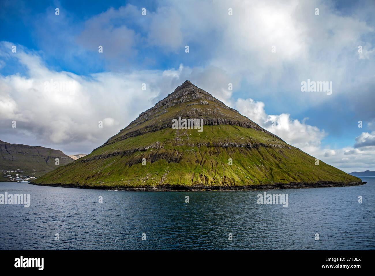 Vue d'une partie des îles Féroé près de Klaksvik dans l'Atlantique Nord au crépuscule. Banque D'Images