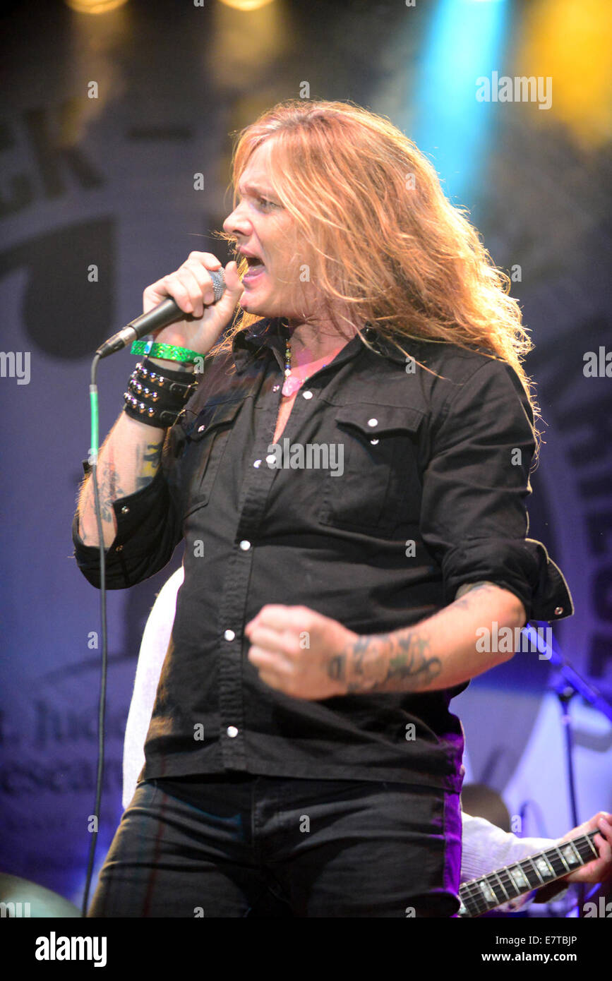 Moorpark, Californie, USA. Sep 23, 2014. Musicien - Sebastian BACH (Skid Row) sur scène à la Scott 2014 Medlock-Robbie Krieger Invitational, tournoi de golf des célébrités et les concerts, au profit des enfants de l'Hôpital St Jude Recherche, Moorpark Country Club, Moorpark, Californie, USA, 22 Septembre, 2014.Image Crédit cr Scott Mitchell/ZUMA Press © Scott Mitchell/ZUMA/Alamy Fil Live News Banque D'Images