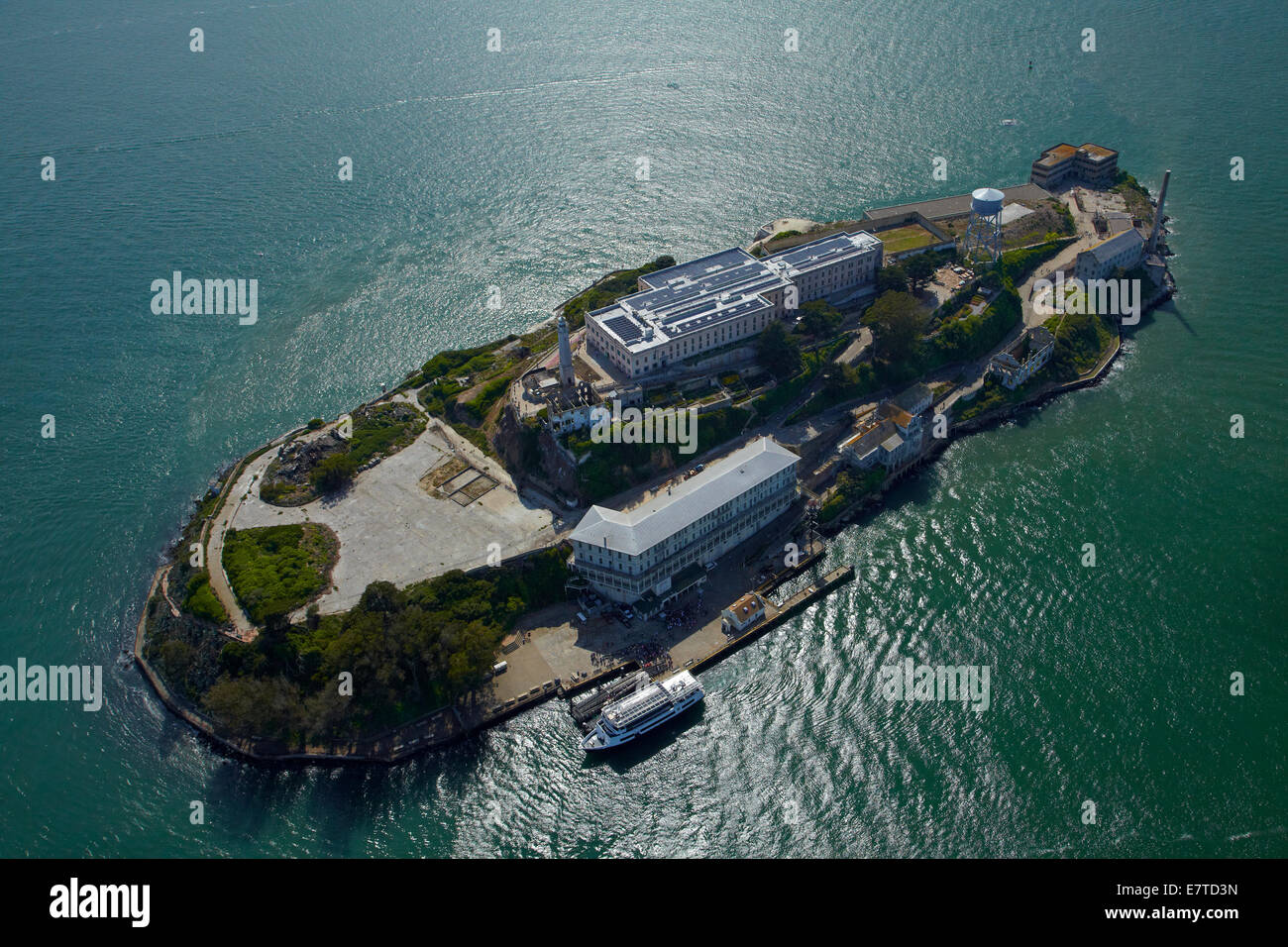 L'île d'Alcatraz, ancienne haute sécurité maximale de la prison fédérale, la baie de San Francisco, San Francisco, Californie, USA - vue aérienne Banque D'Images