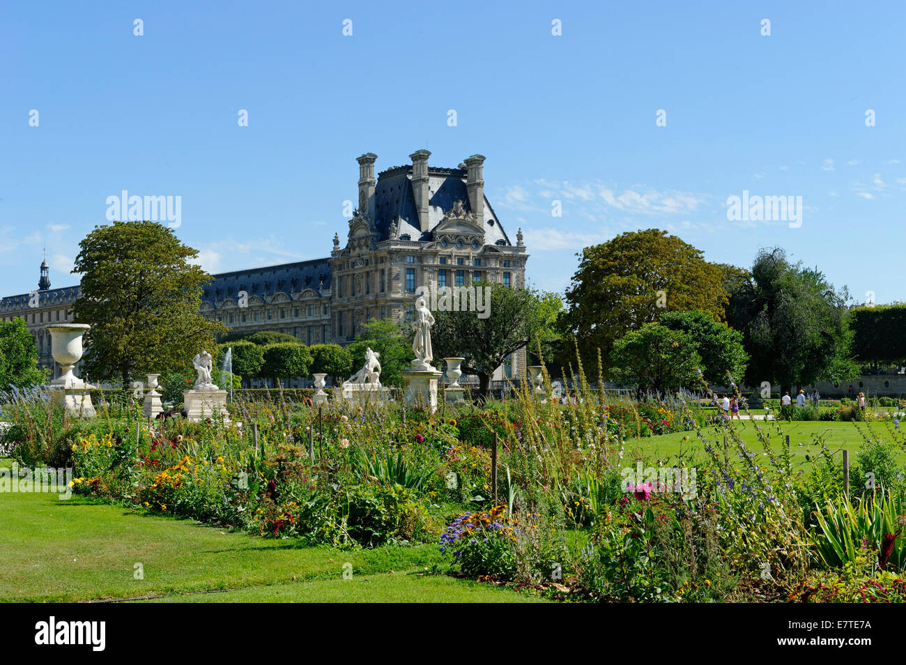 Jardin des Tuileries avec le musée du Louvre, 1er arrondissement, Paris, France Banque D'Images