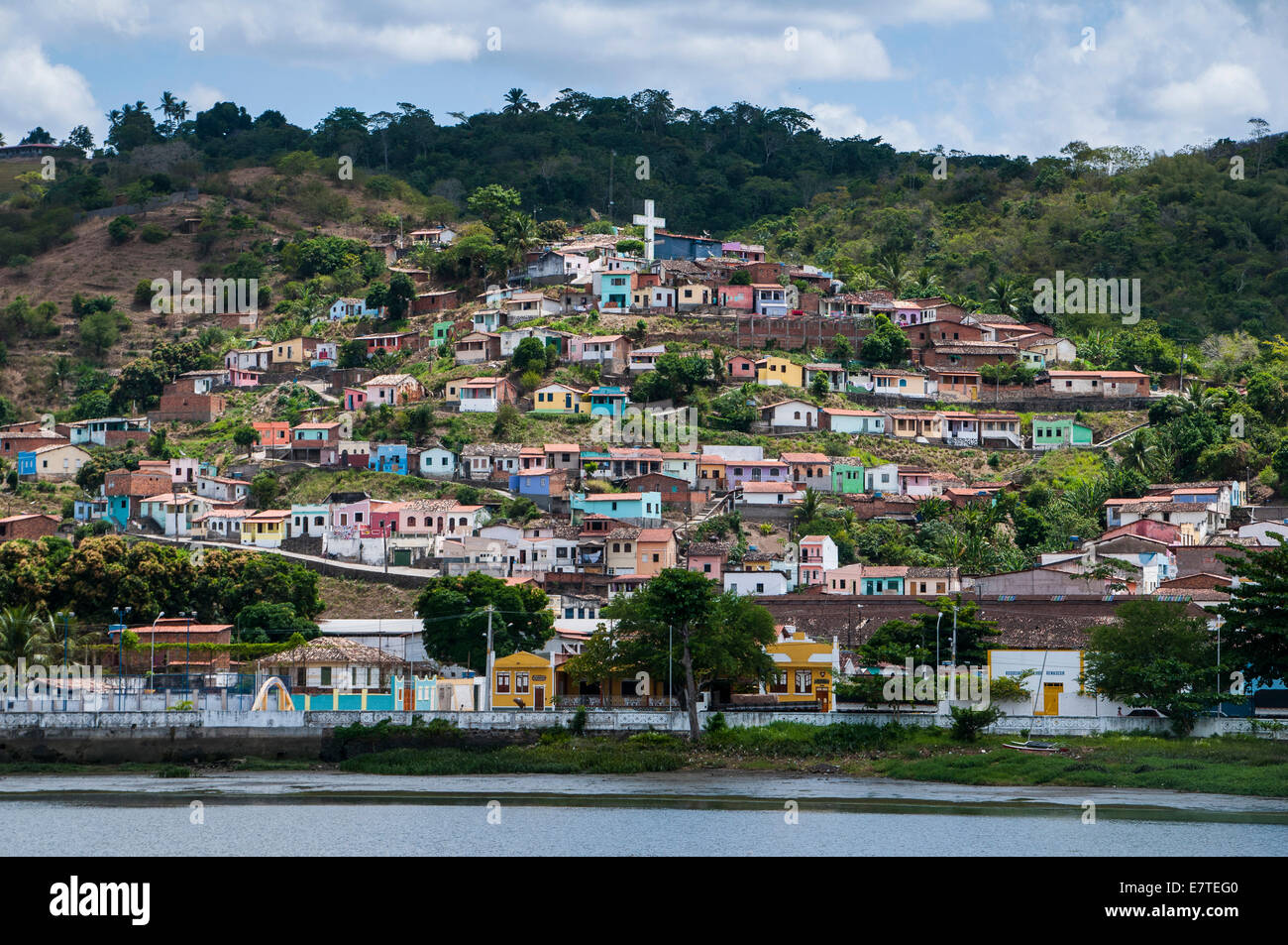 Paysage aux maisons colorées, Cachoeira, Bahia, Brésil Banque D'Images