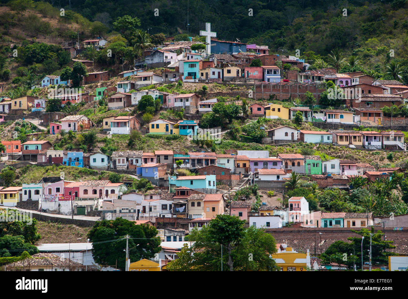 Paysage aux maisons colorées, Cachoeira, Bahia, Brésil Banque D'Images