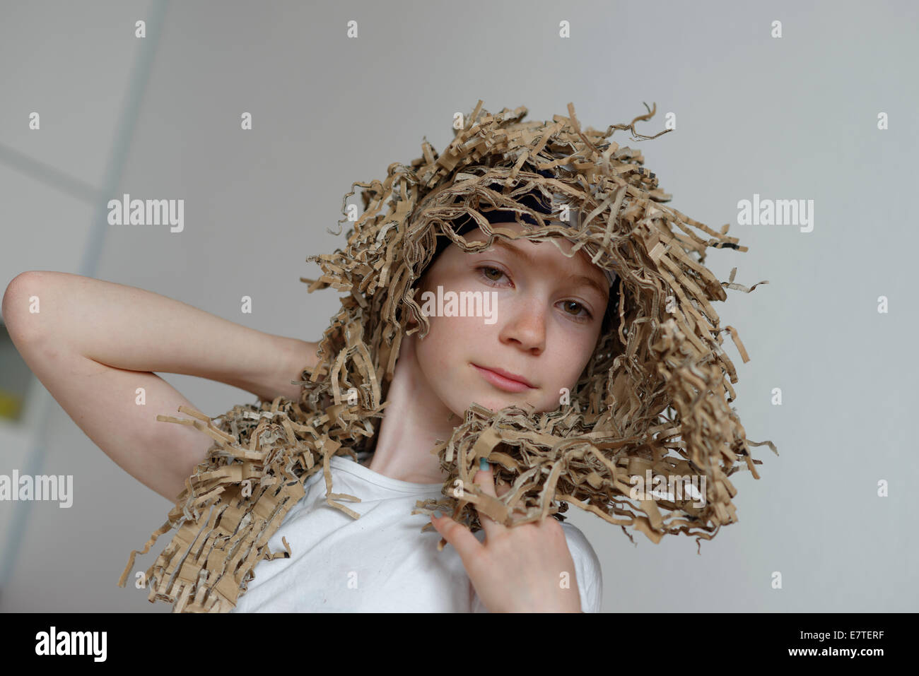 Porter une perruque de fille faites de carton Emballage Banque D'Images