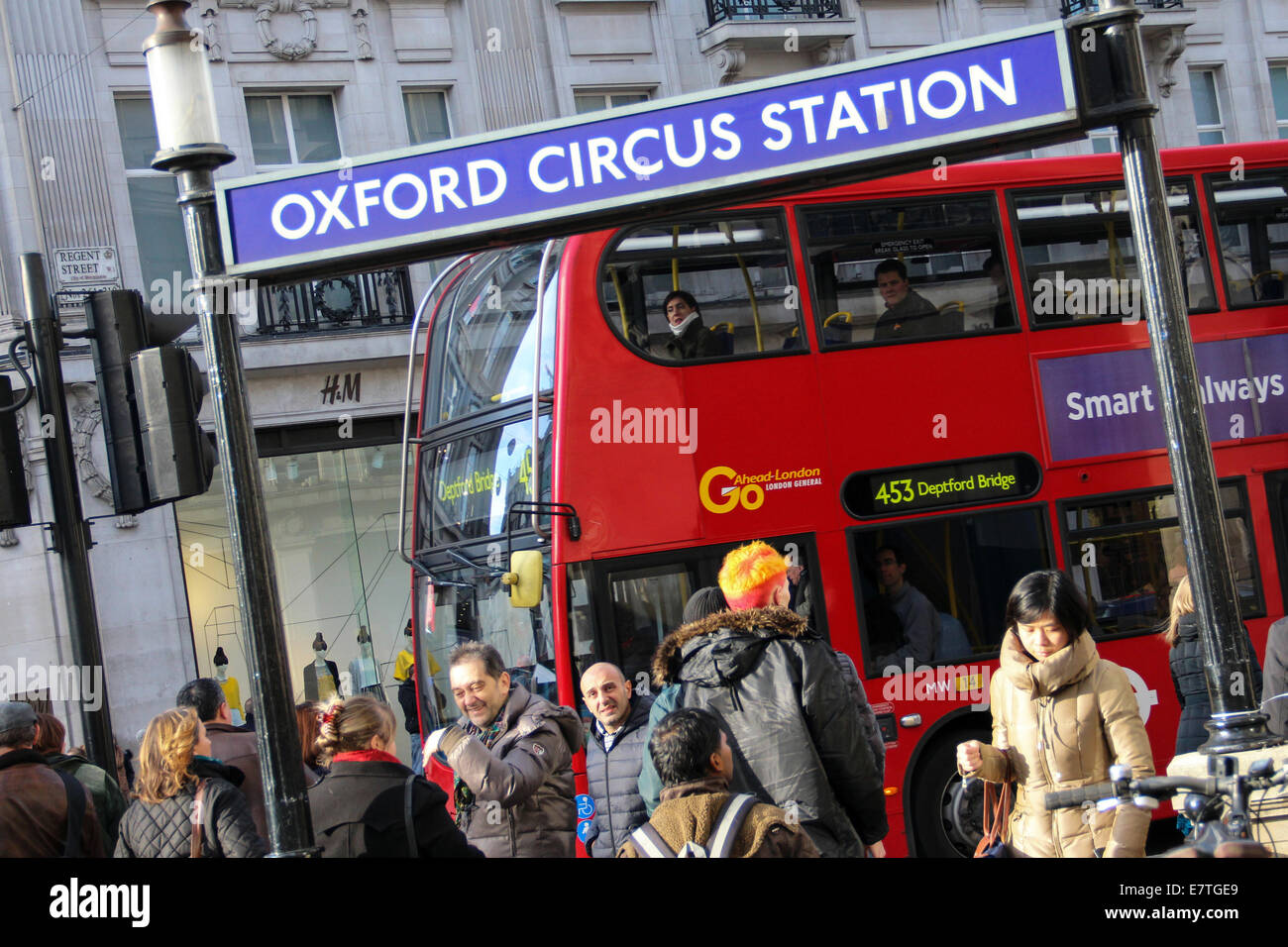 Angleterre : Double-decker bus à Londres est la station Oxford Circus. Photo de 10. Janvier 2014. Banque D'Images