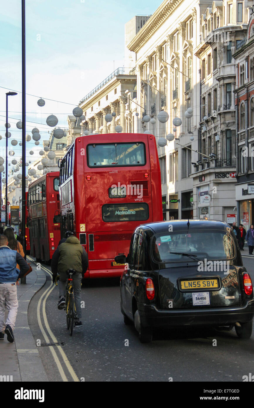 Angleterre : autobus à deux étages et de cab in London's Oxford Street. Photo de 10. Janvier 2014. Banque D'Images