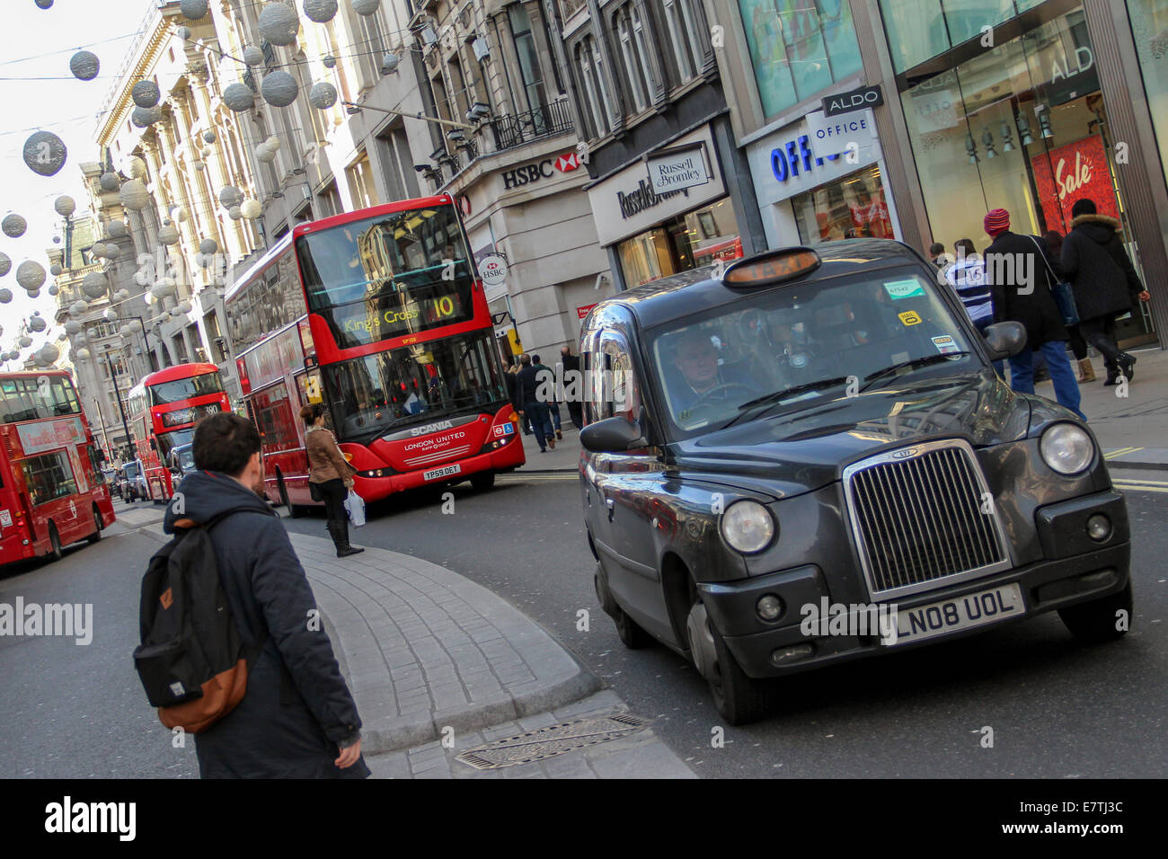 Angleterre : des autobus à deux étages et les taxis à Londres, Oxford Street. Photo de 10. Janvier 2014. Banque D'Images