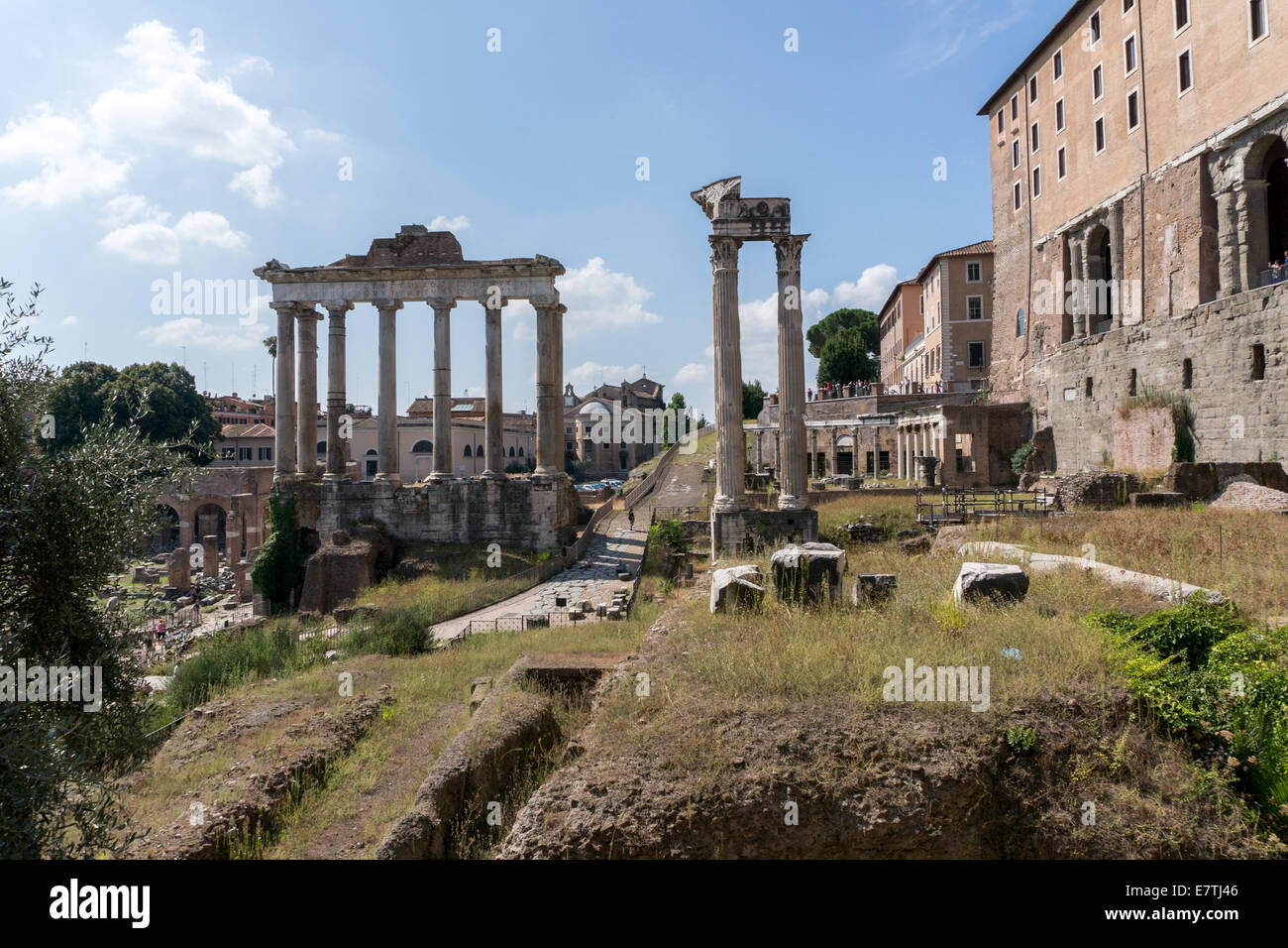 Italie : Ruine de Temple de Saturne et Titus (de gauche à droite) à l'extrémité nord-ouest du Forum Romain. Photo à partir de 6. Septembre 2014. Banque D'Images
