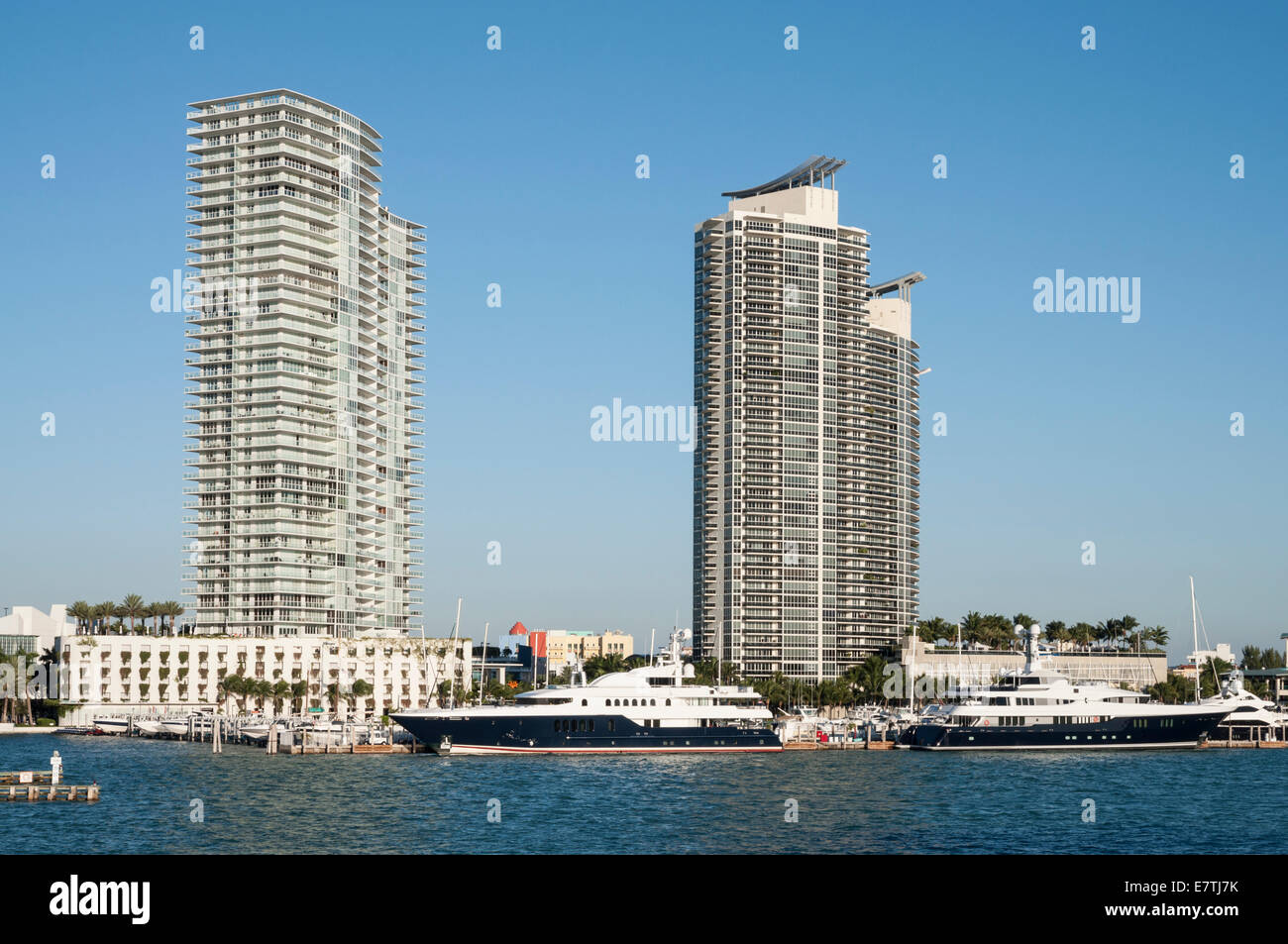 Les tours d'habitation au Miami Beach Marina. Floride, États-Unis Banque D'Images