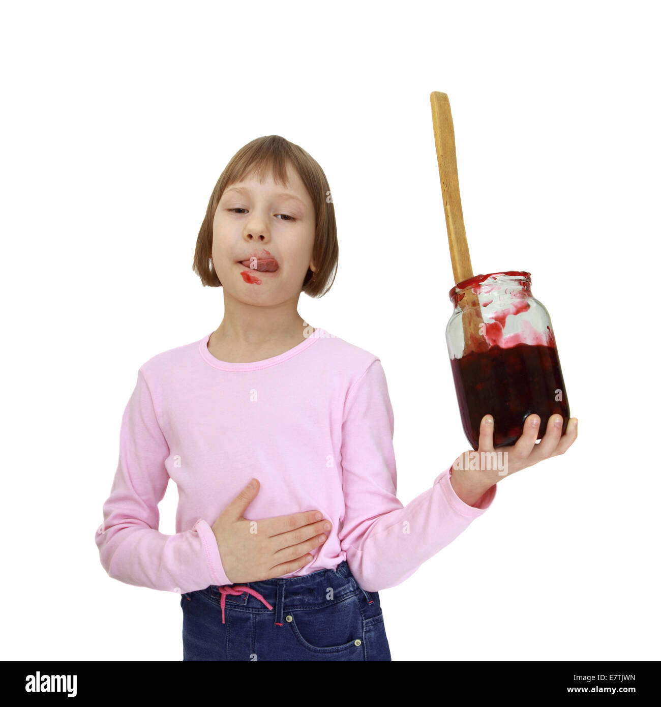 Fille avec pot de confiture et de grande cuillère en bois isolé sur fond blanc Banque D'Images