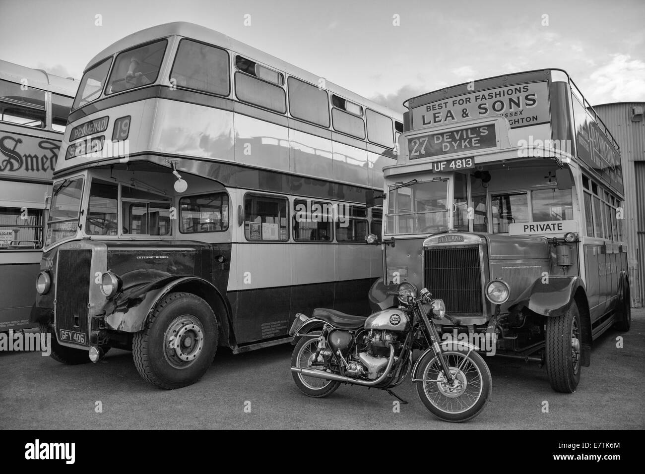 Noir et blanc photo de l'ancien bus de Londres Banque D'Images