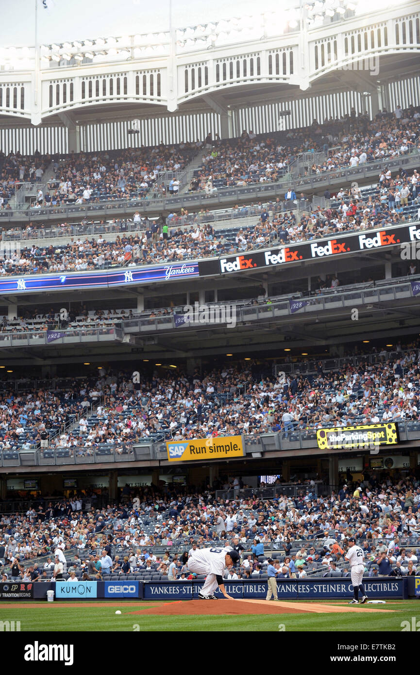 Masahiro Tanaka (Yankee), le 21 septembre 2014 - MLB : Masahiro Tanaka des New York Yankees touche la plaque du lanceur avant de livrer le premier lancer en première manche au cours de la Major League Baseball match contre les Blue Jays de Toronto au Yankee Stadium dans le Bronx, New York, United States. (Photo de bla) Banque D'Images