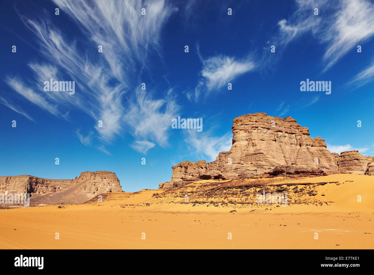Paysage désertique avec des roches et ciel bleu, Tadrart, Algérie Banque D'Images