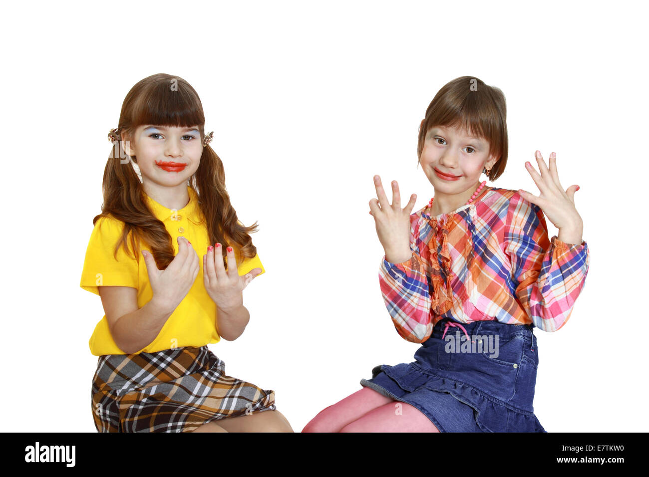 Deux mignonnes avec mal de travers un miroir pour démontrer les ongles peints isolé sur fond blanc Banque D'Images