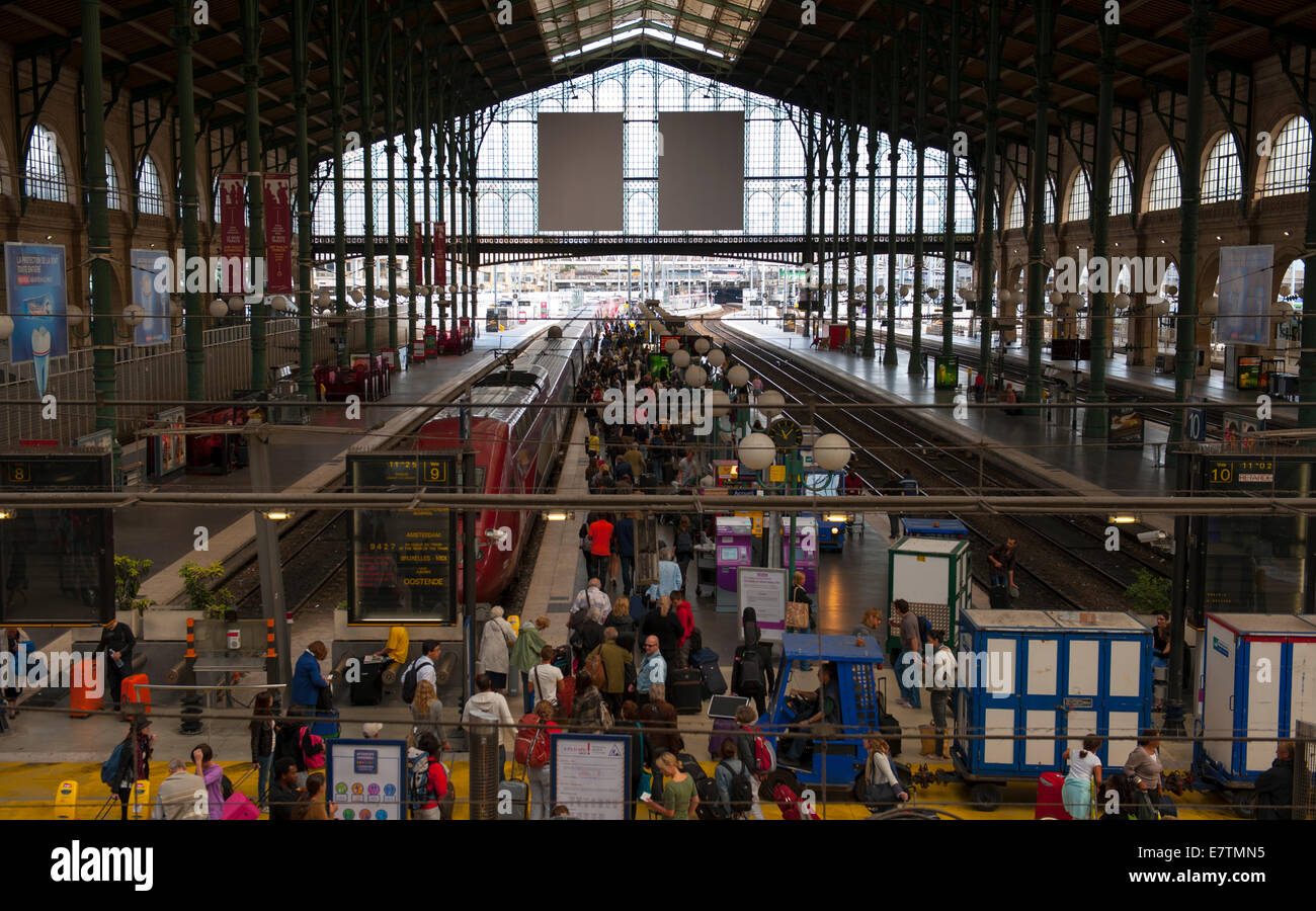 Vue sur la voie ferrée à la Gare du Nord à Paris Banque D'Images