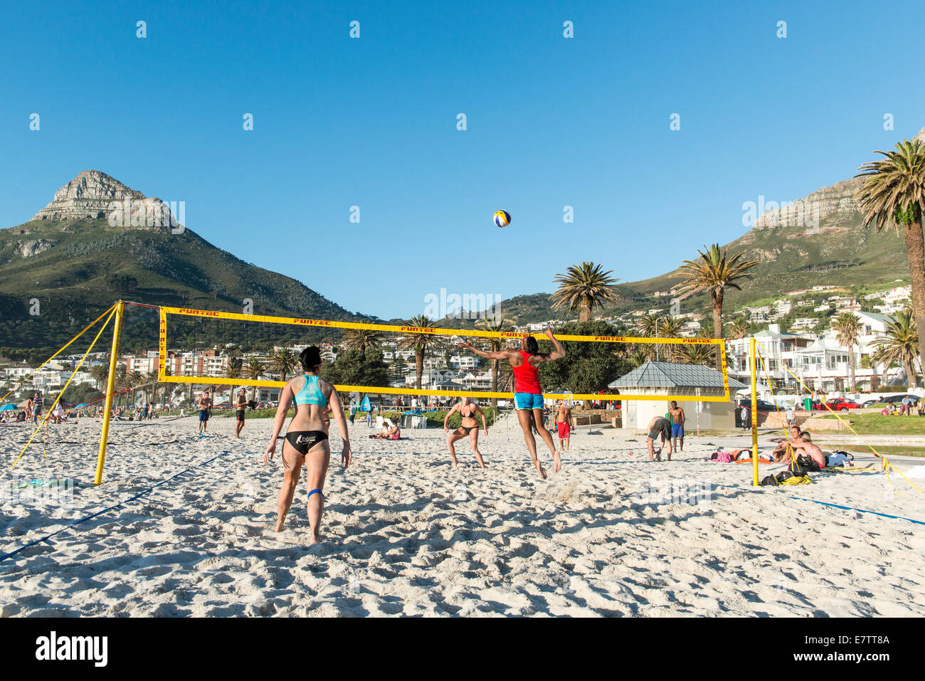 Beach volley sur la plage de Camps Bay, Cape Town, Afrique du Sud Banque D'Images