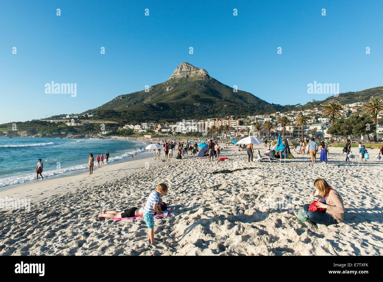 Les gens sur la plage de Camps Bay, de la tête de lion à l'arrière-plan, Le Cap, Afrique du Sud Banque D'Images