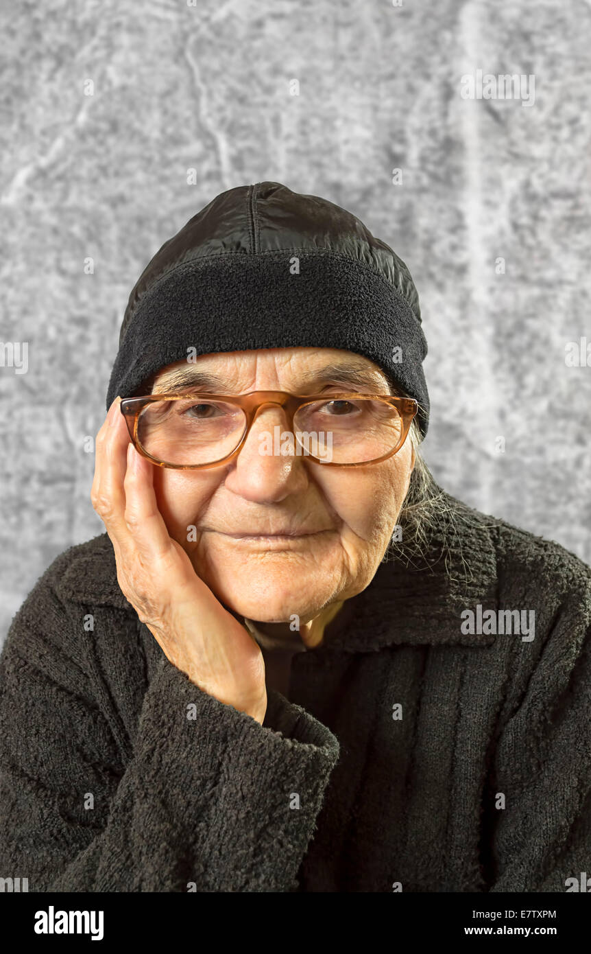 Portrait of a senior woman smiling at the camera. Banque D'Images