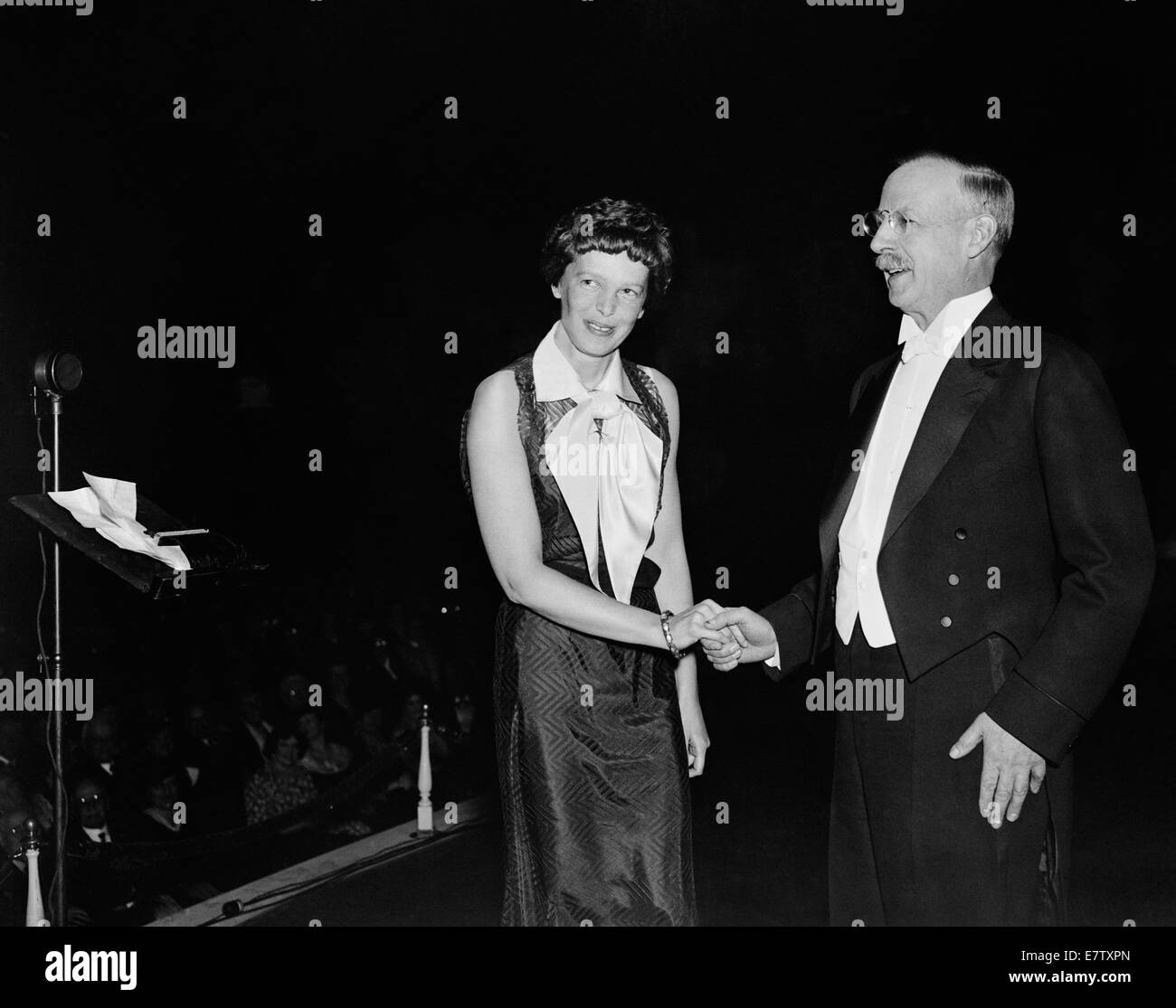 Photo d'époque de la pionnière et auteure de l'aviation américaine Amelia Earhart (1897 – déclarée morte en 1939) – Earhart et son navigateur Fred Noonan ont connu une célèbre disparition en 1937 alors qu'elle essayait de devenir la première femme à effectuer un vol de navigation du globe. Earhart est photographié en 1935 avec Gilbert Grosvenor, rédacteur en chef du magazine National Geographic et président de la National Geographic Society. Banque D'Images