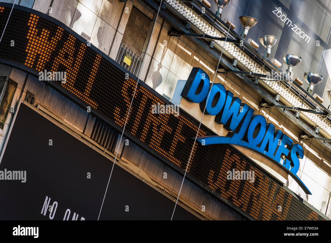 Une enseigne lumineuse affiche les dernières manchettes Wall Street Journal sous le logo de Dow Jones dans Times Square, Midtown Manhattan Banque D'Images
