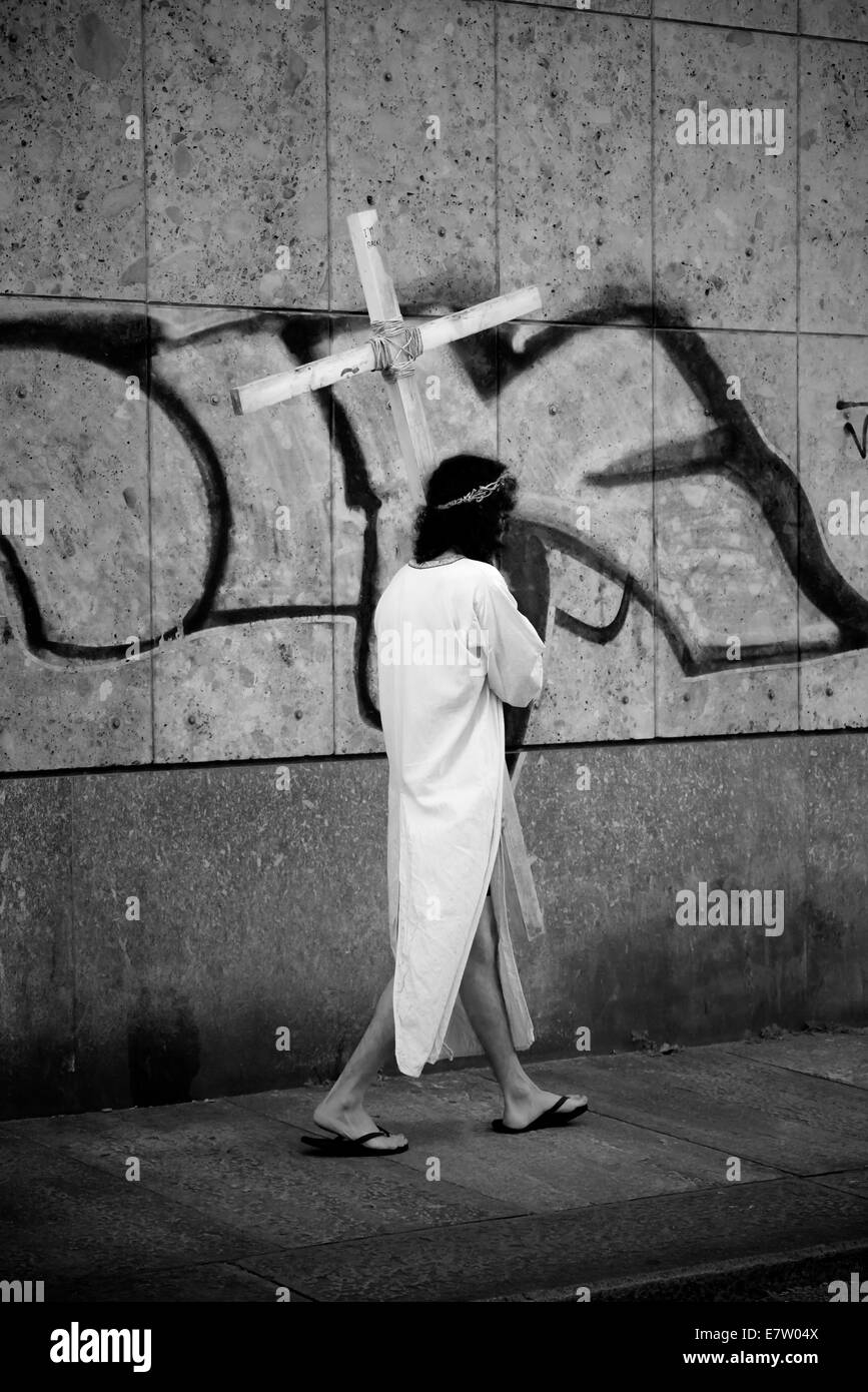 Marcher avec Jésus Christ le crucifix Banque D'Images