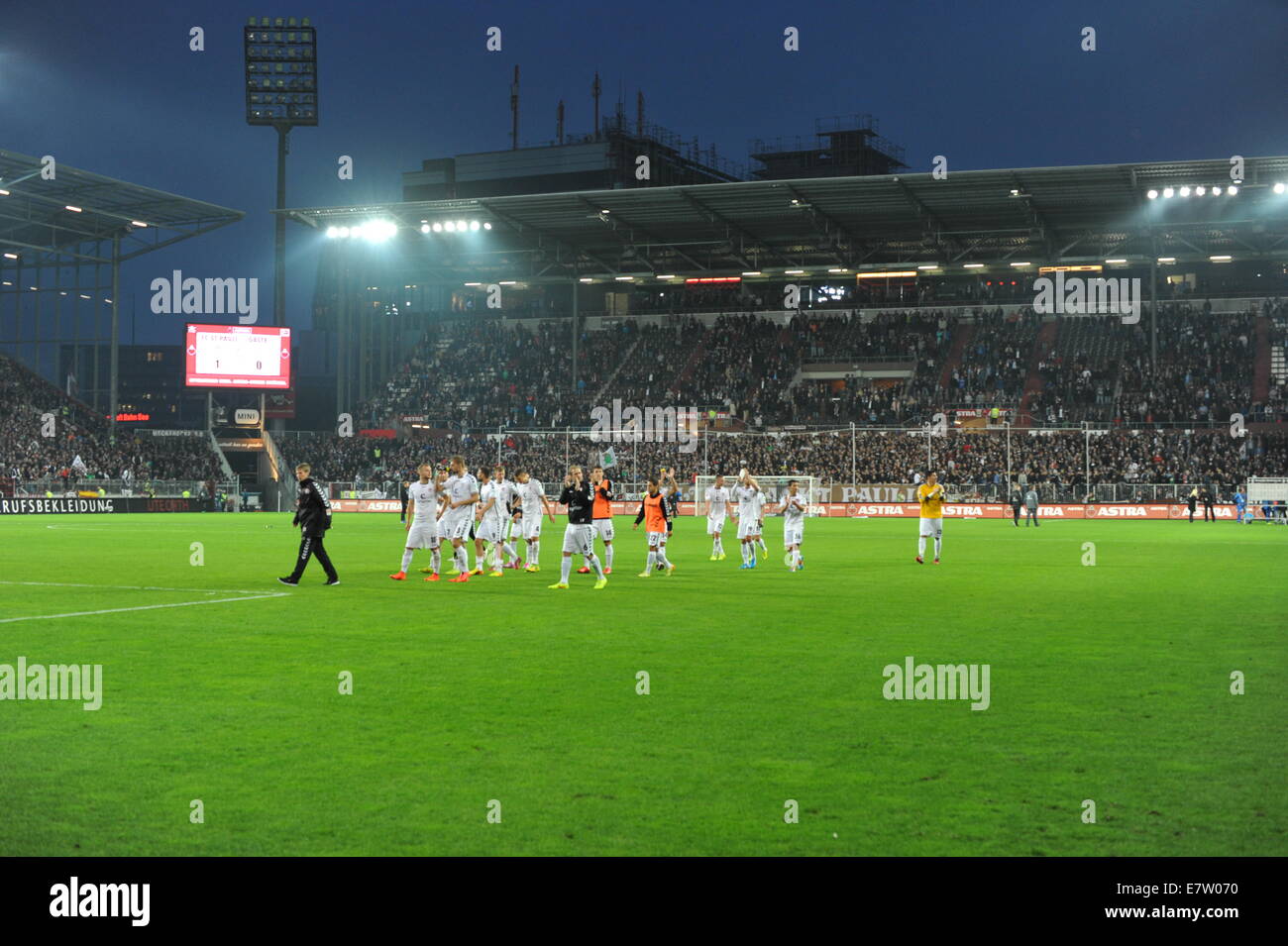 FC St Pauli vs Eintracht Braunschweig, Millerntor-Stadion, Hamburg, Deutschland. Usage éditorial uniquement. Banque D'Images