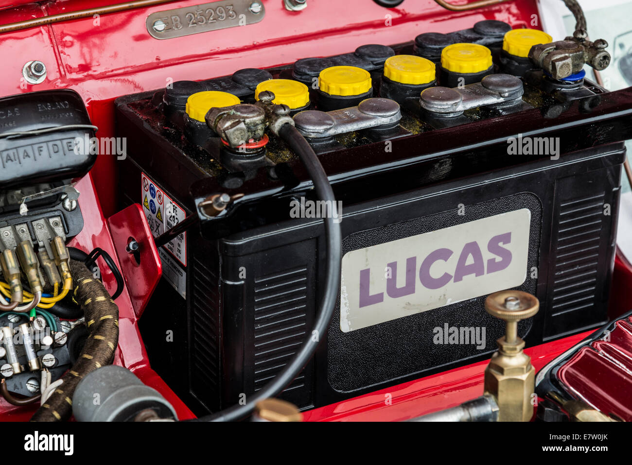 Batterie de voiture de marque Lucas sur l'affichage en car show Derbyshire  en Angleterre Photo Stock - Alamy