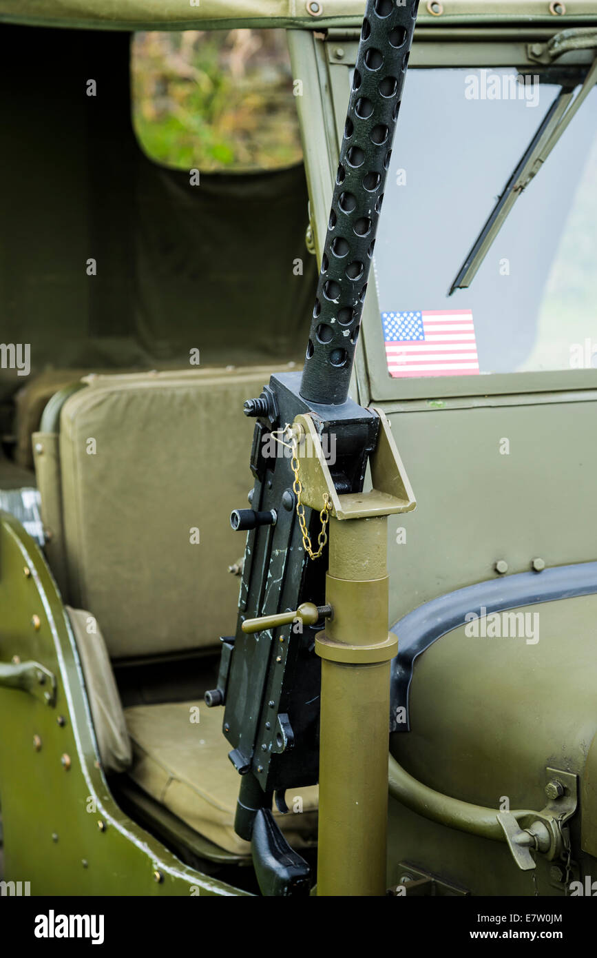 Mitrailleuse montée sur WW2 jeep de l'armée sur l'affichage à l'car show dans le Derbyshire, Angleterre Banque D'Images