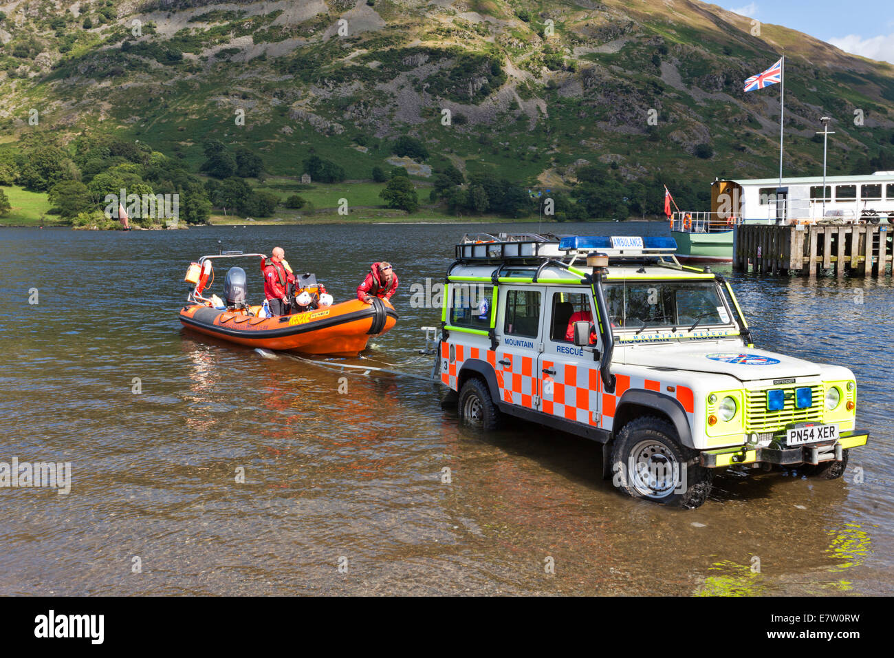Le Lake District - l'équipe de sauvetage en montagne de Patterdale fixant pour un sauvetage en Shap sur Ullswater, Cumbria UK Banque D'Images