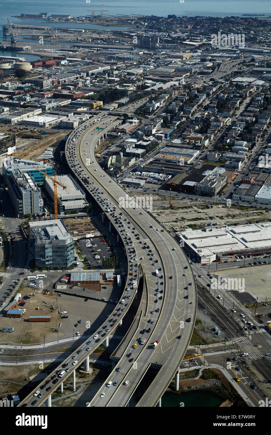 Le sud de l'Embarcadero Freeway (I-280), à proximité du centre-ville de San Francisco, Californie, USA - vue aérienne Banque D'Images