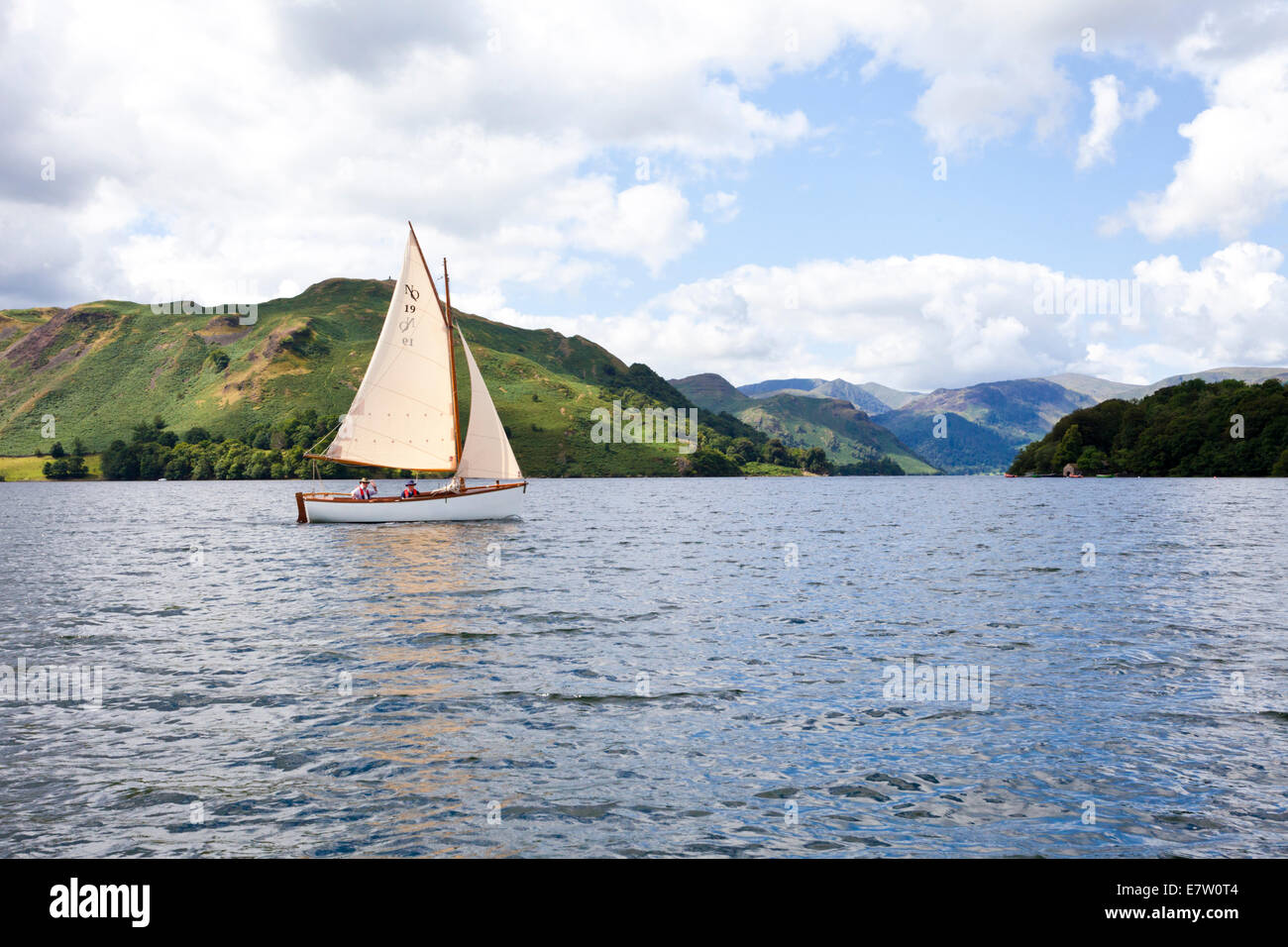 Un canot à voile dans le Lake District à Ullswater, Cumbria UK Banque D'Images