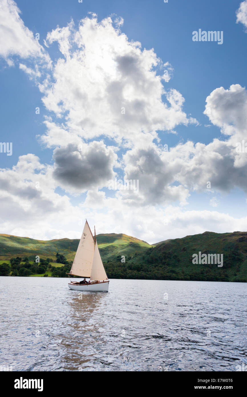 Un canot à voile dans le Lake District à Ullswater, Cumbria UK Banque D'Images