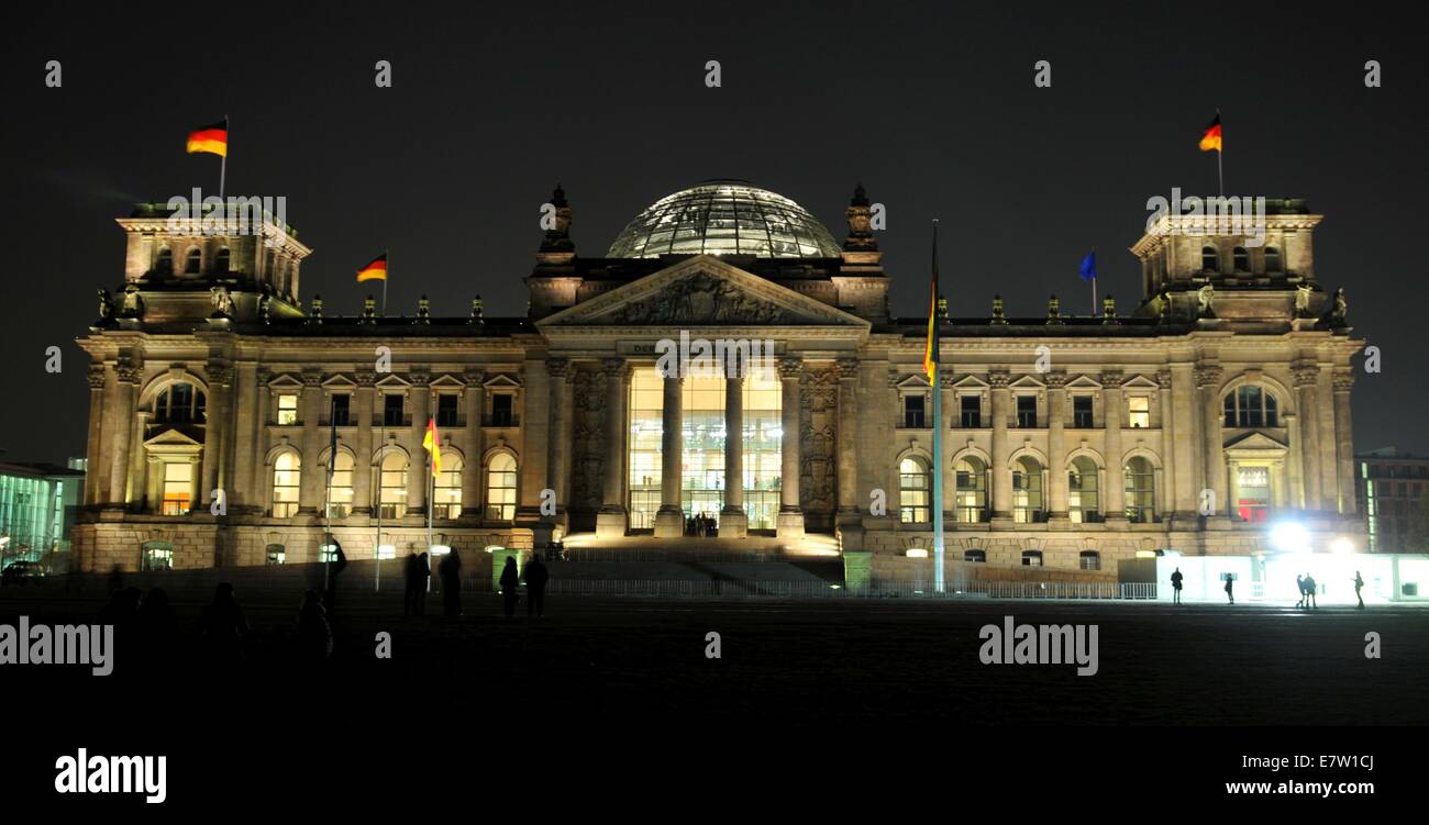 Vue de nuit sur le bâtiment du Reichstag à Berlin, Allemagne Banque D'Images